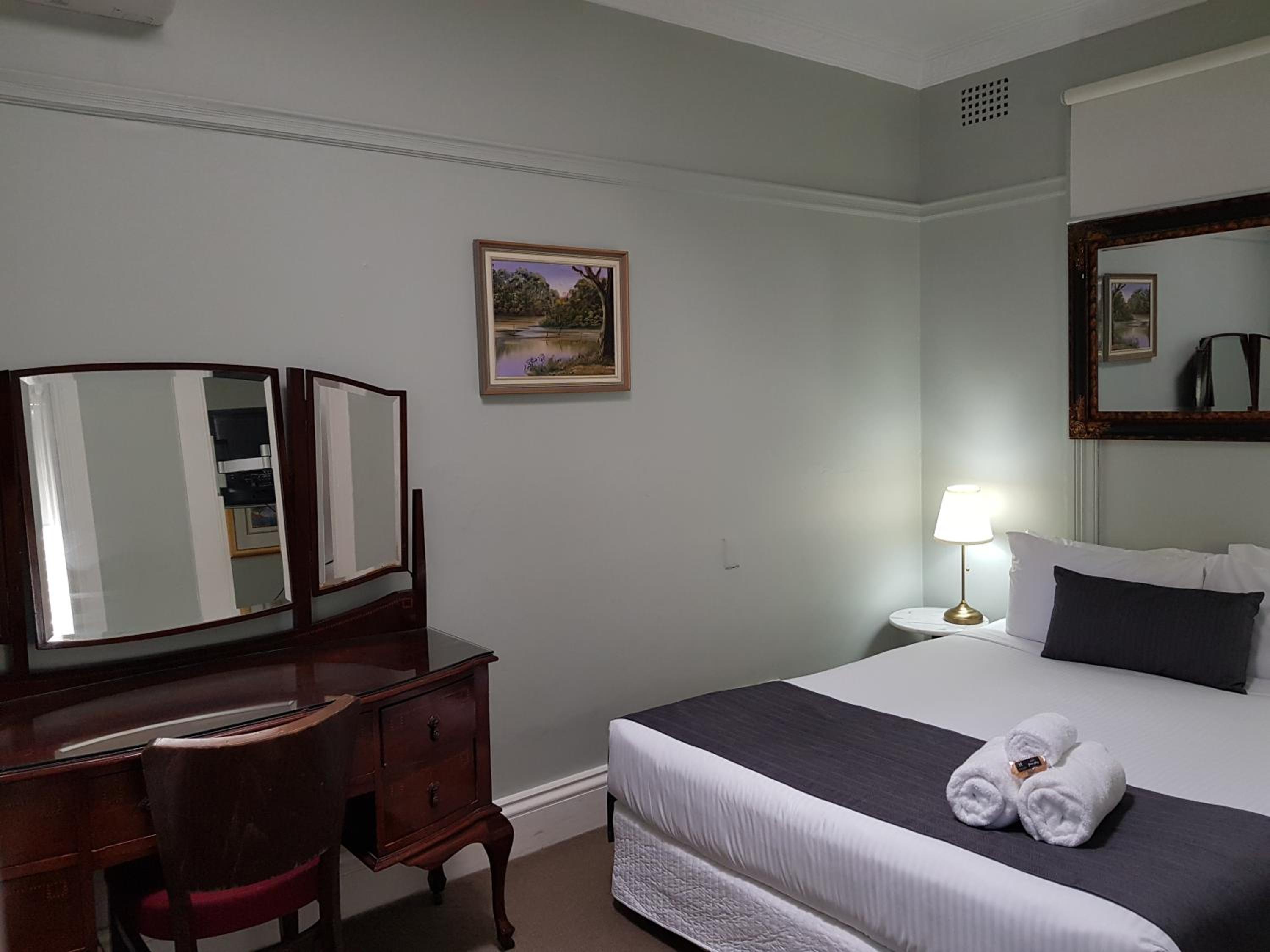 Queen Suite thumbnail 5