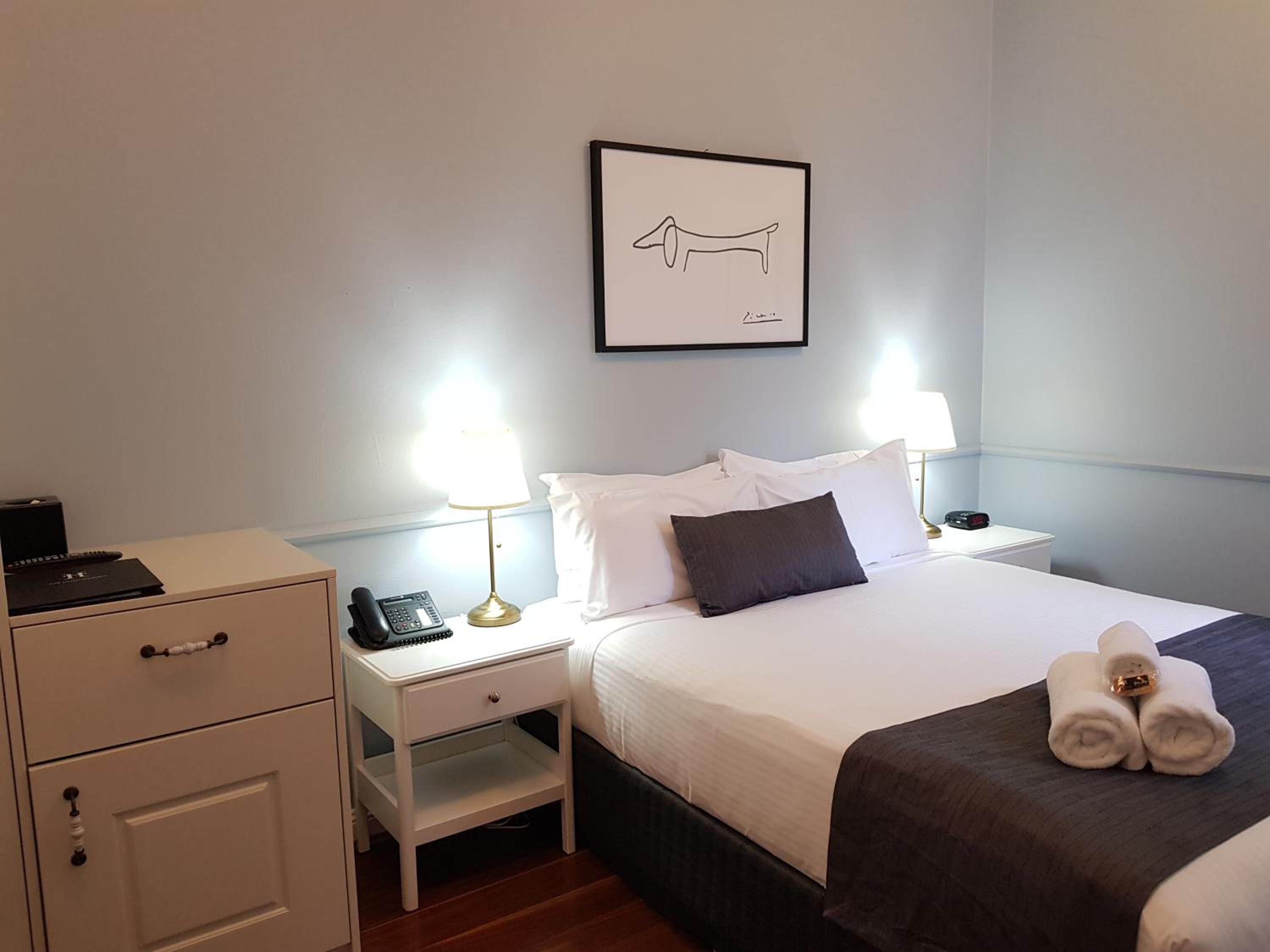 Queen Room - Pet Friendly thumbnail 5
