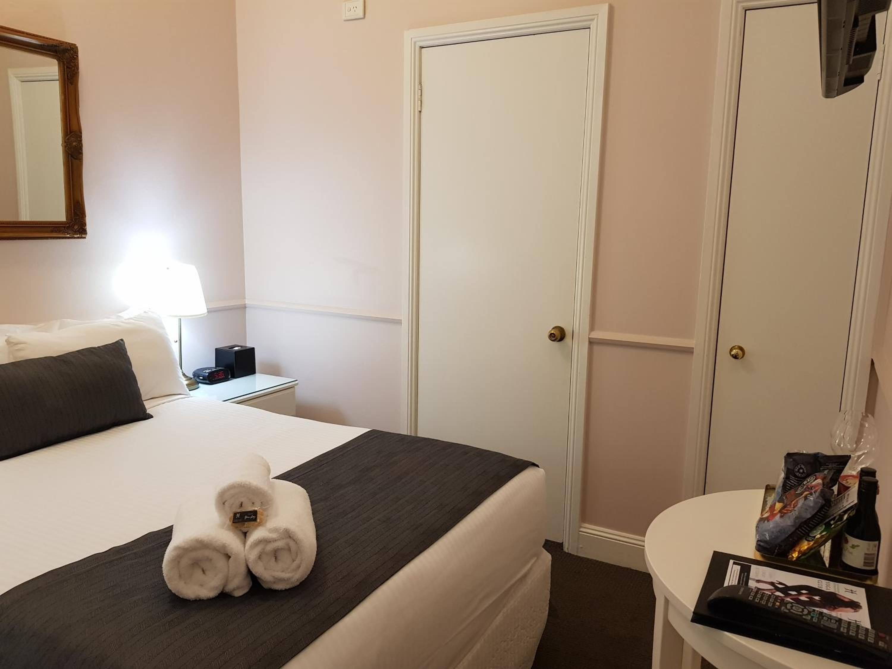 Budget Double Room thumbnail 5