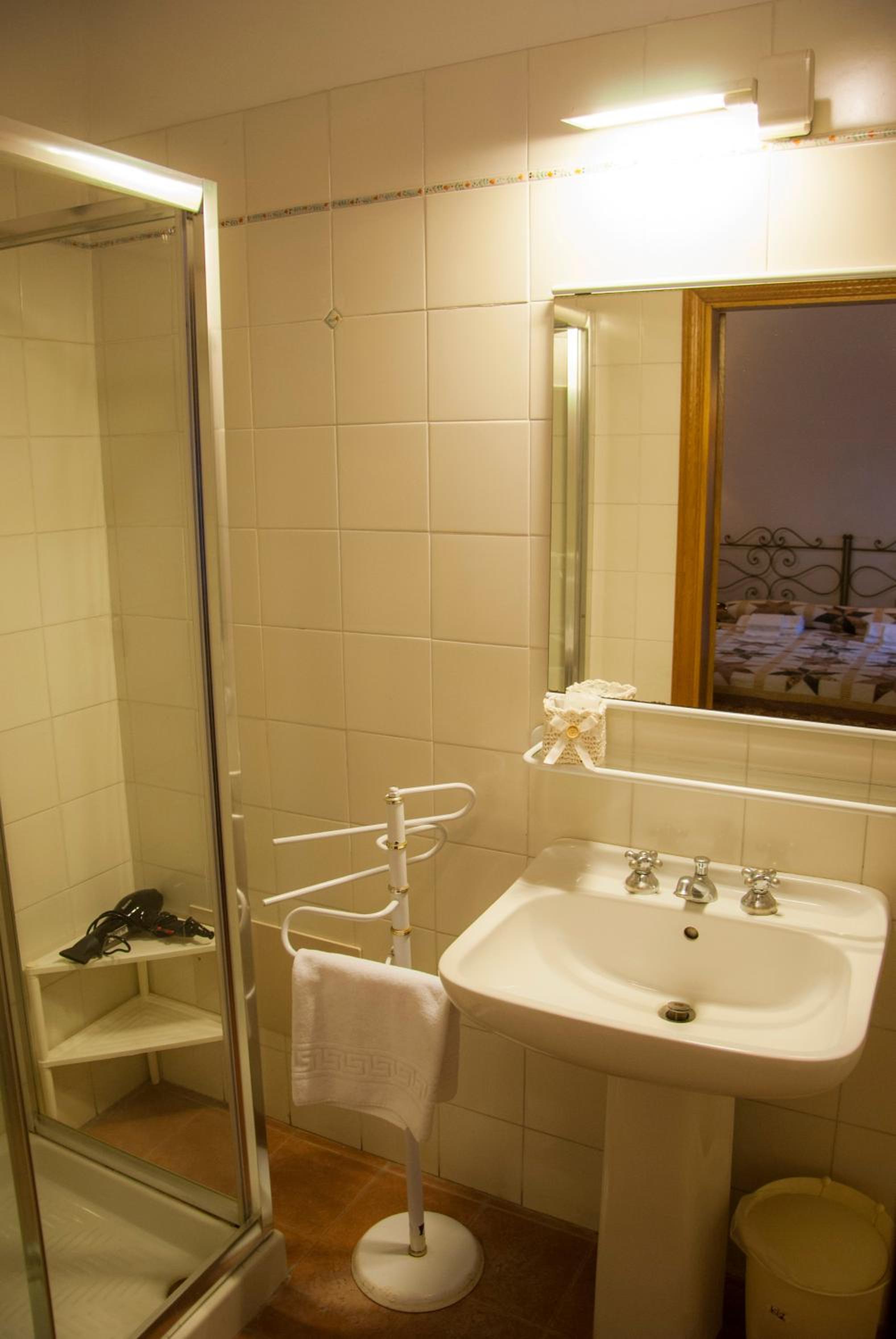 Double Room - Photo 8