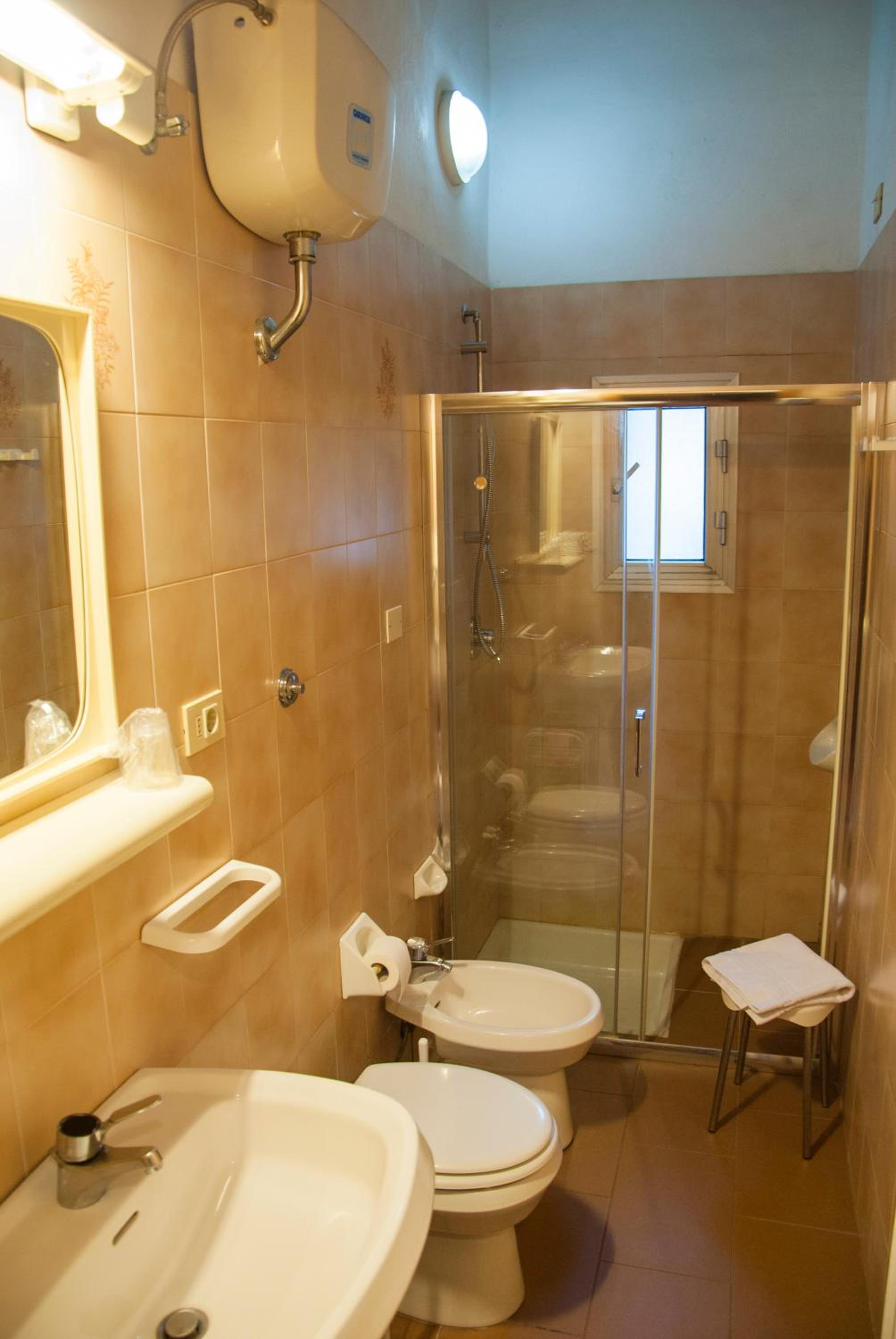Double Room - Photo 7
