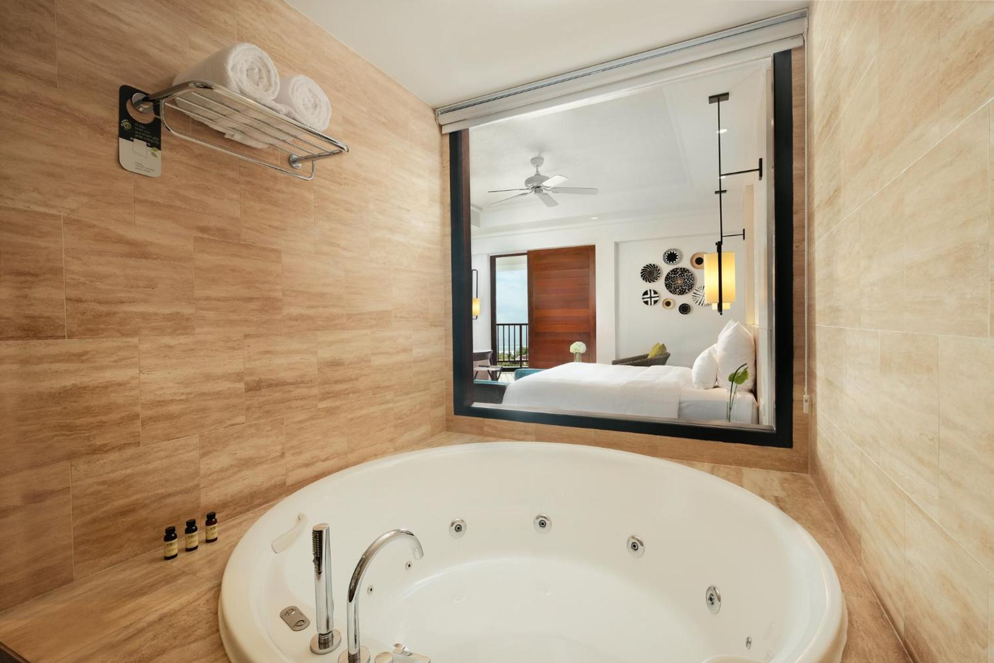 Penthouse Suite with Balcony - Photo 3