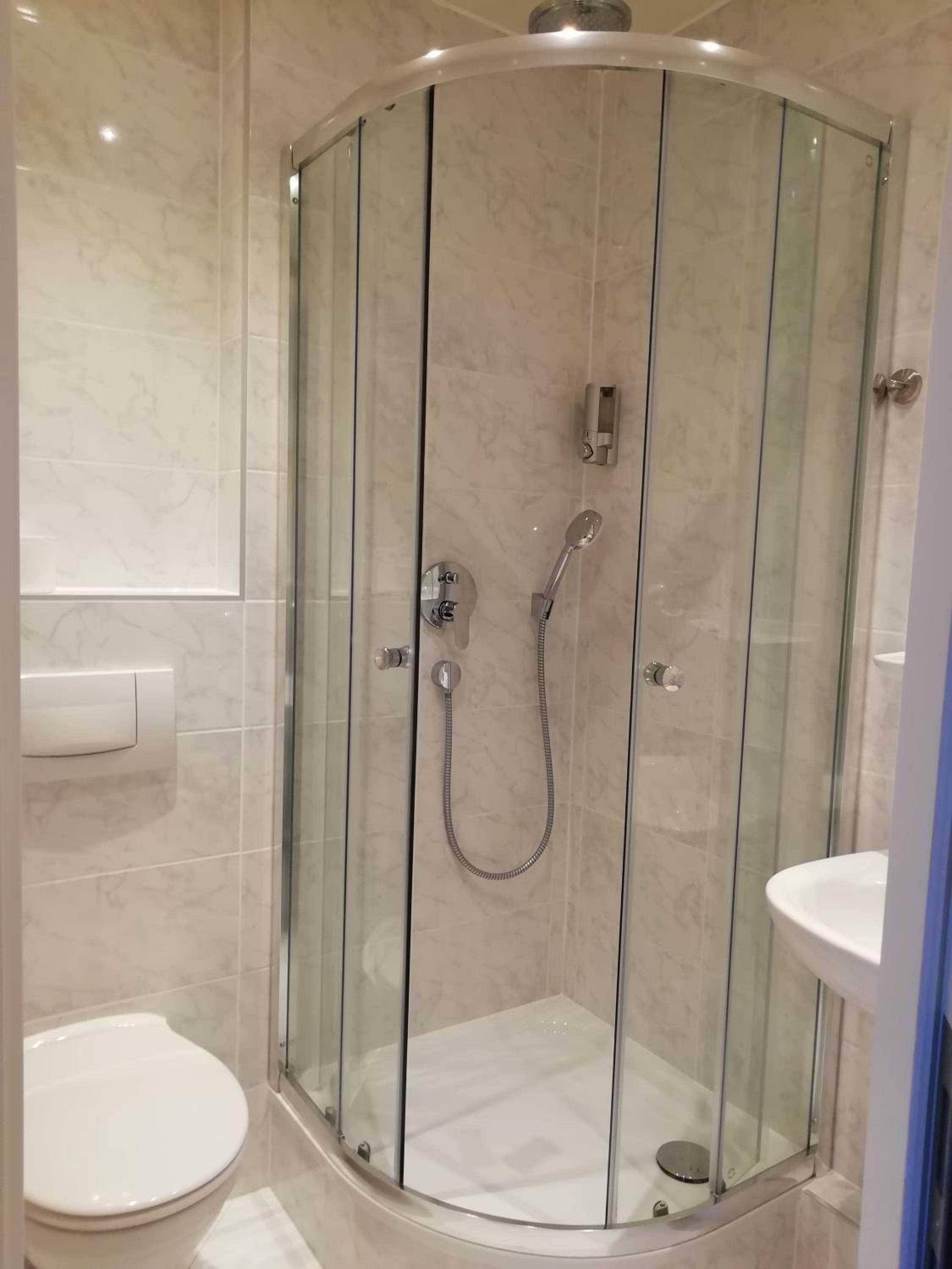 Twin Room with Bathroom - Photo 2