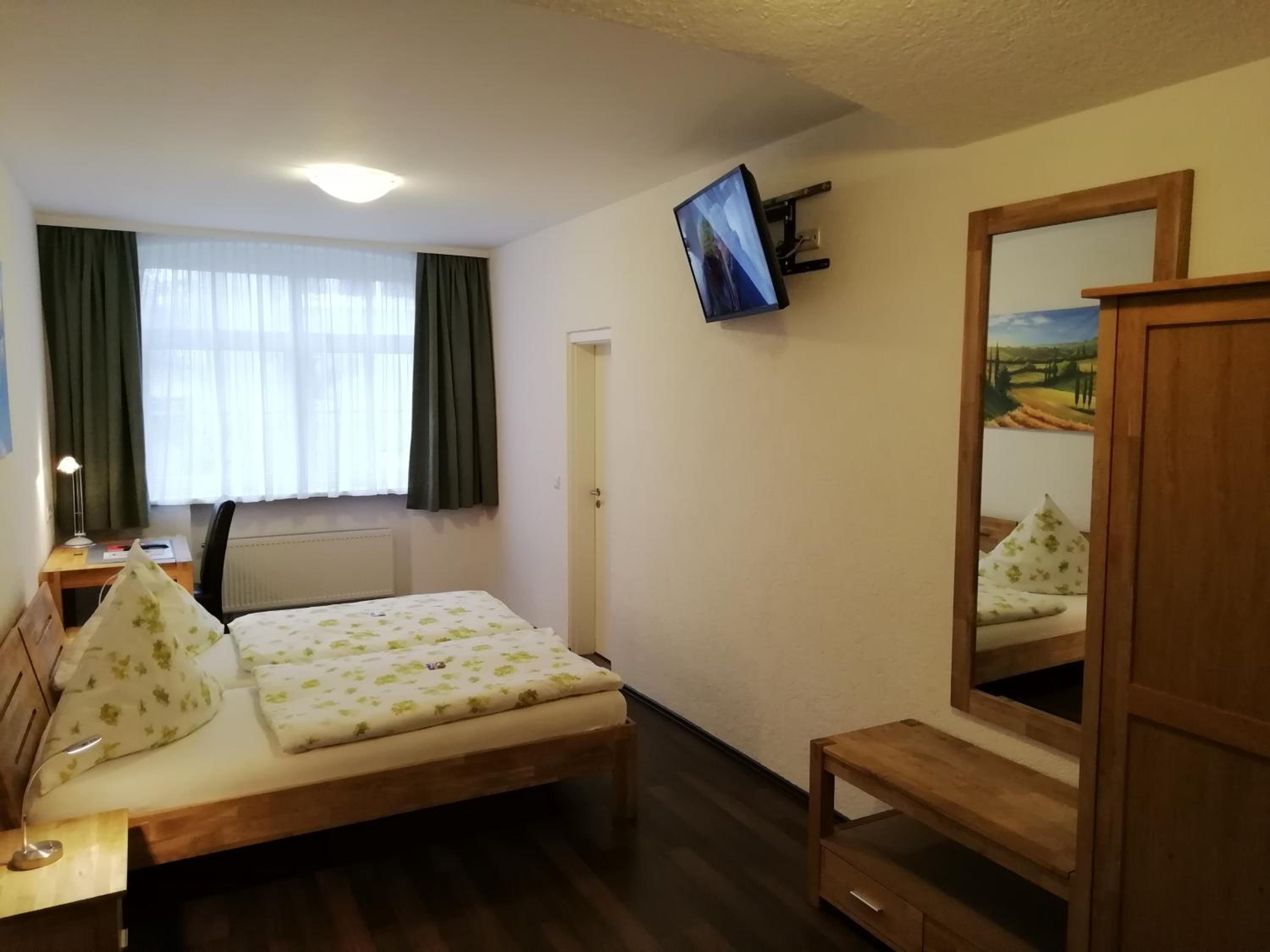 Twin Room with Bathroom - Photo 4