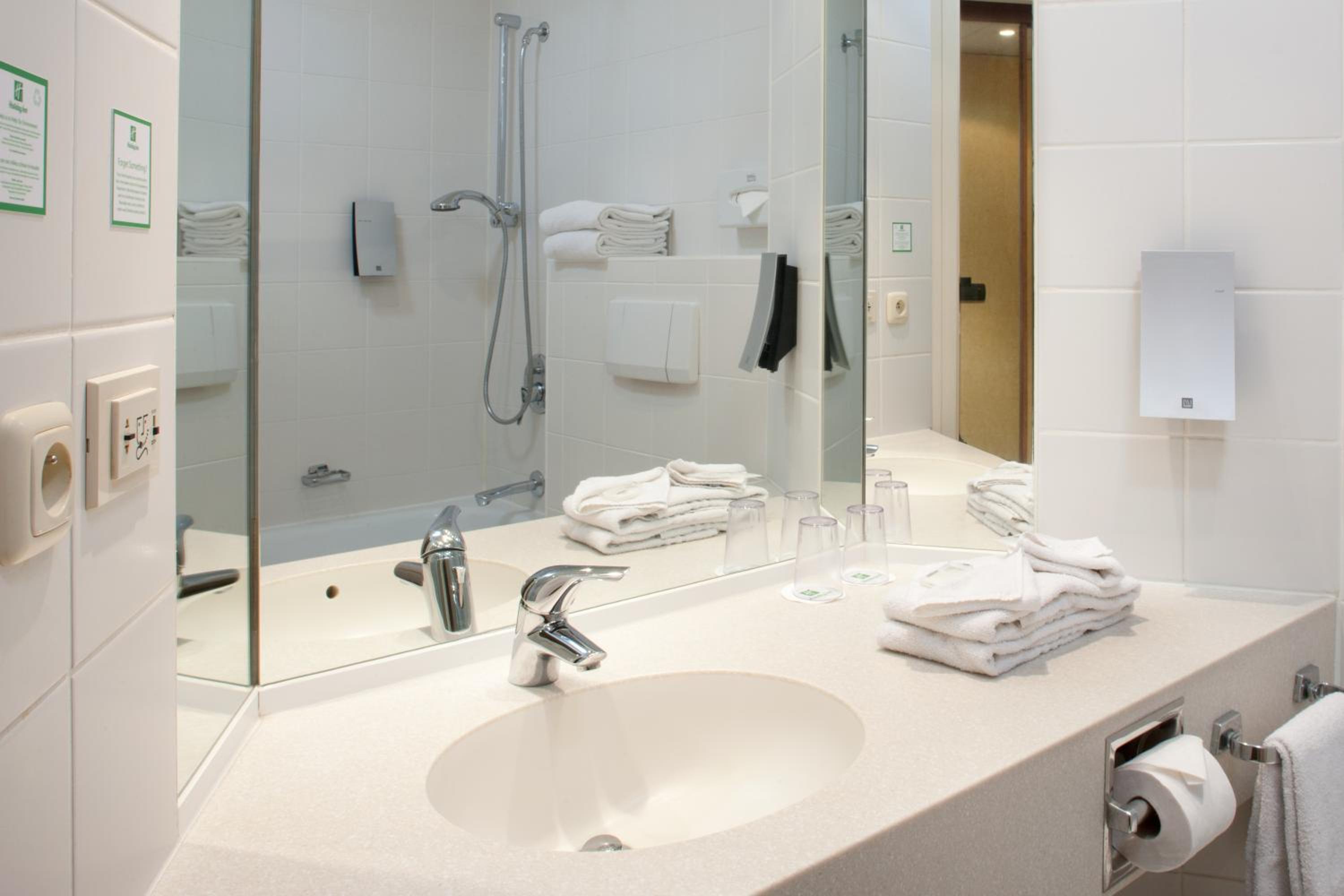 Standard Room with Two Single Beds thumbnail 5