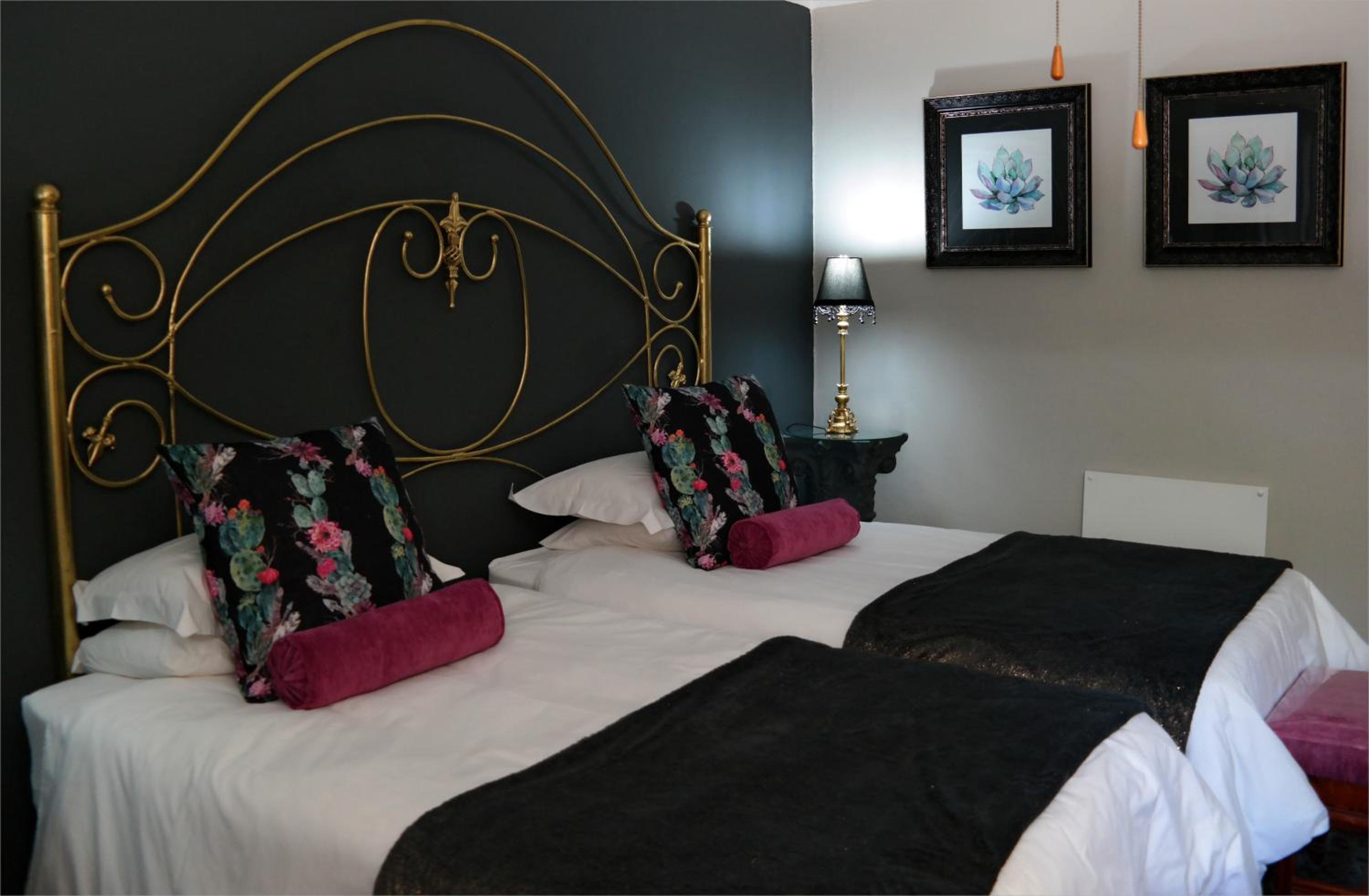 Twin Room with Private Bathroom - Photo 12