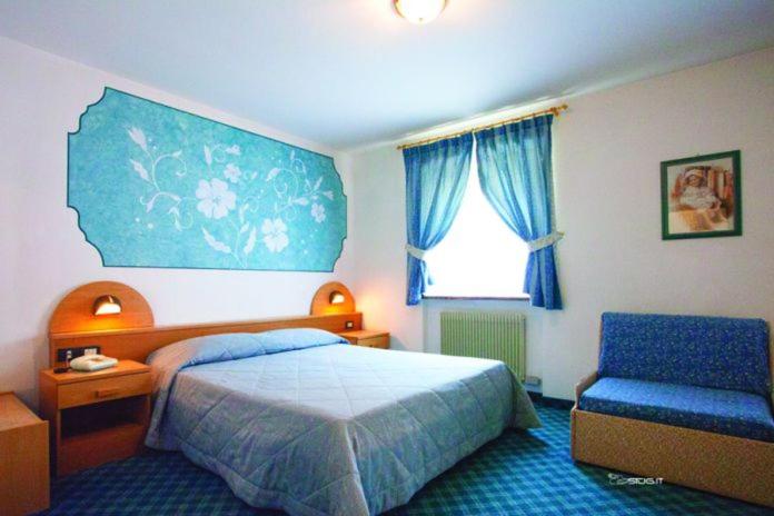 Double or Twin Room with Mountain View
