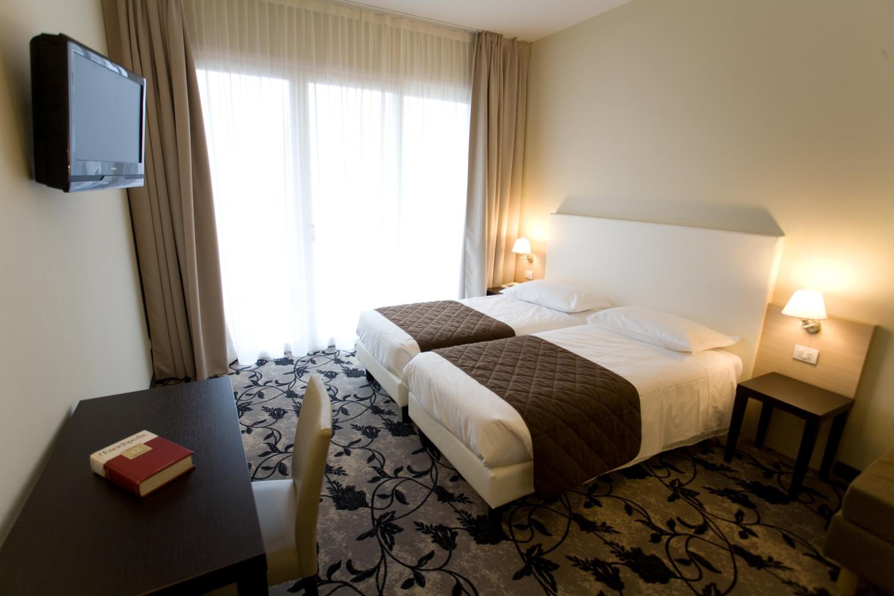 Twin Room - Photo 2