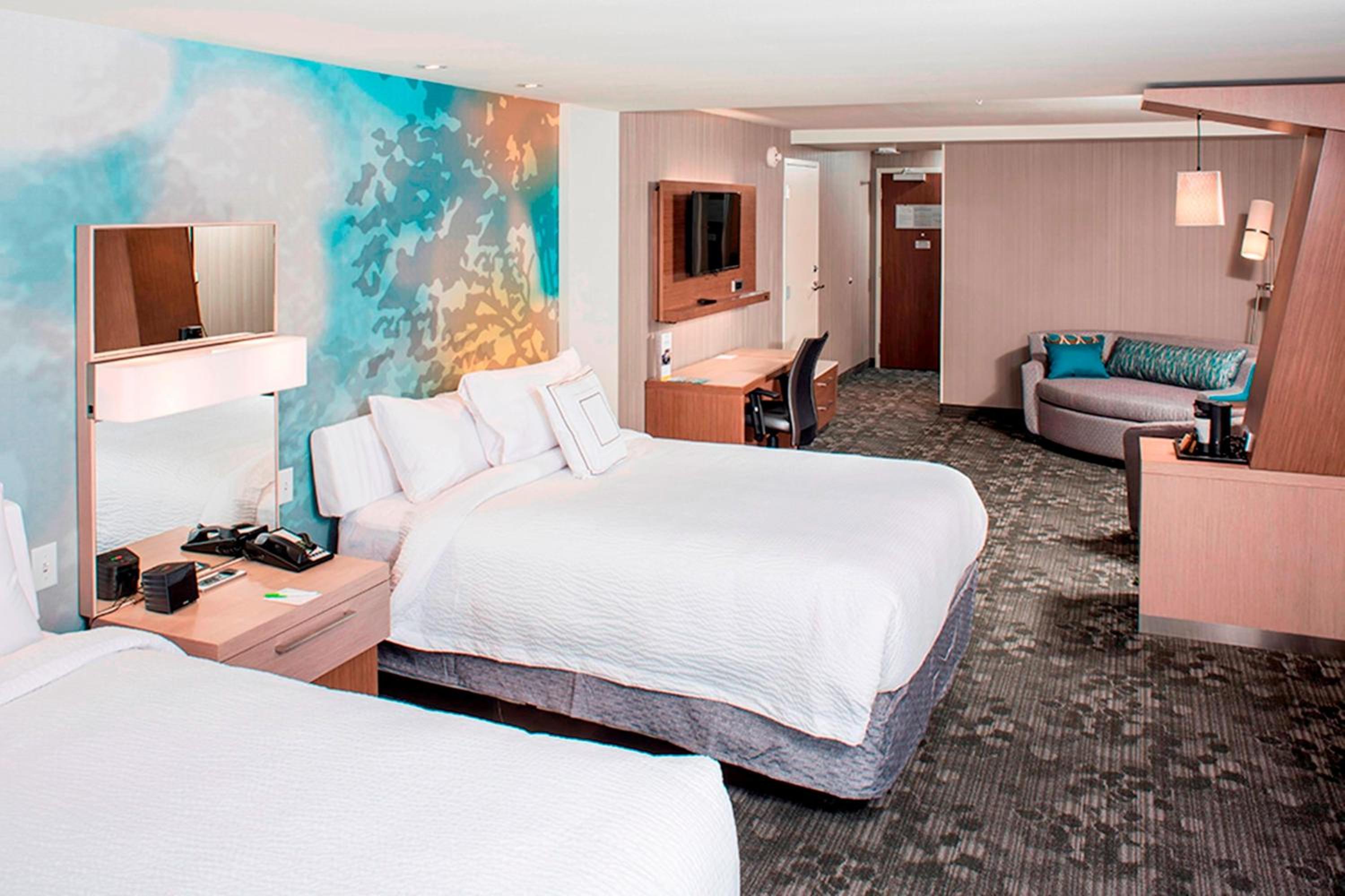 Queen Suite with Two Queen Beds, Bathtub and Sofa Bed - Mobility Access