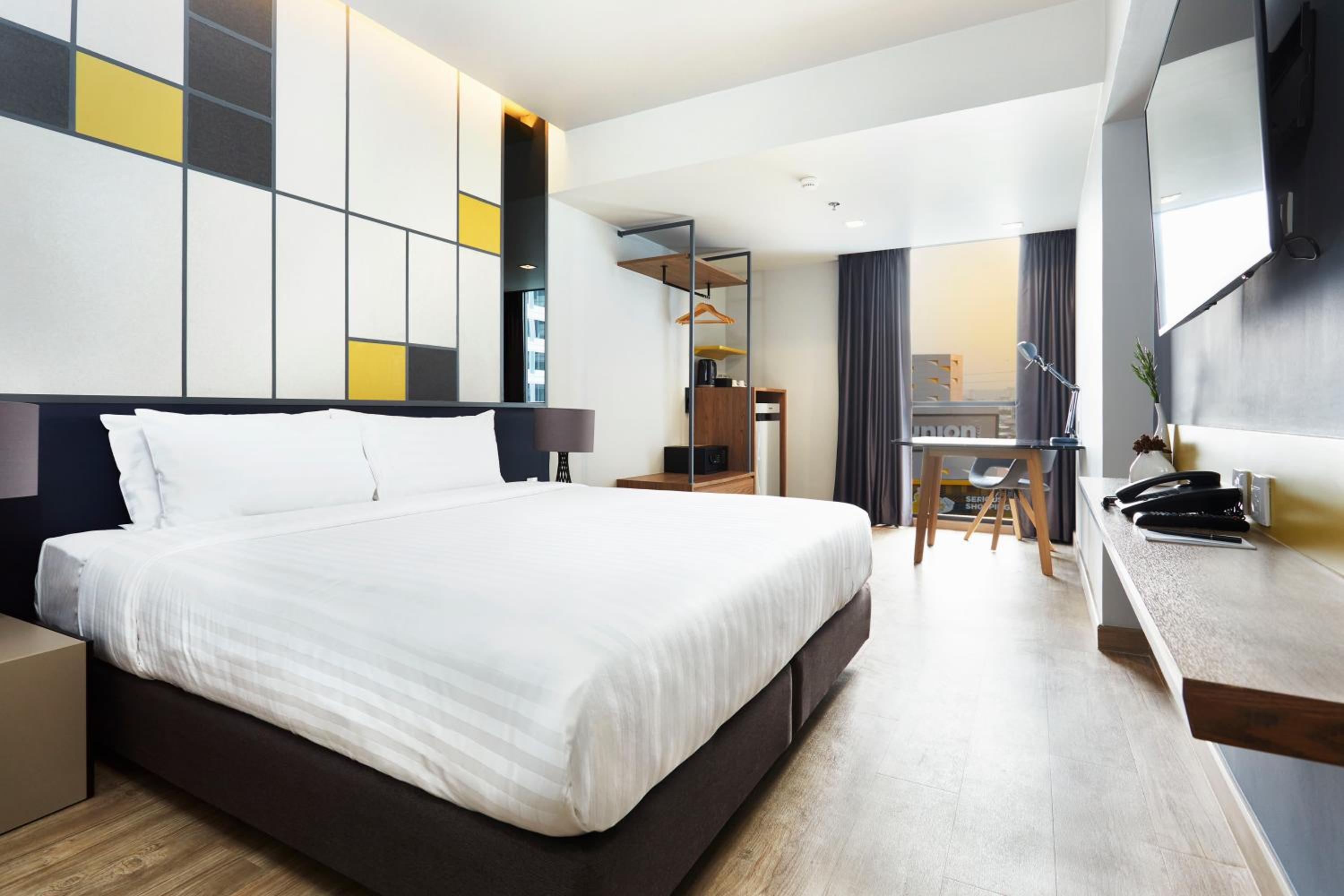 Deluxe King Room photo 2