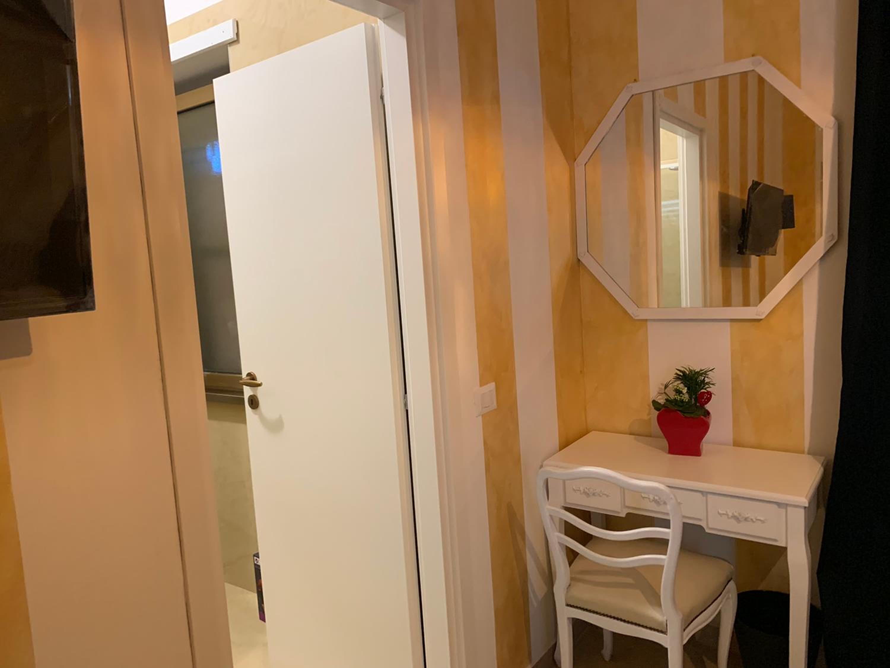 Deluxe Double Room with Balcony - Photo 14