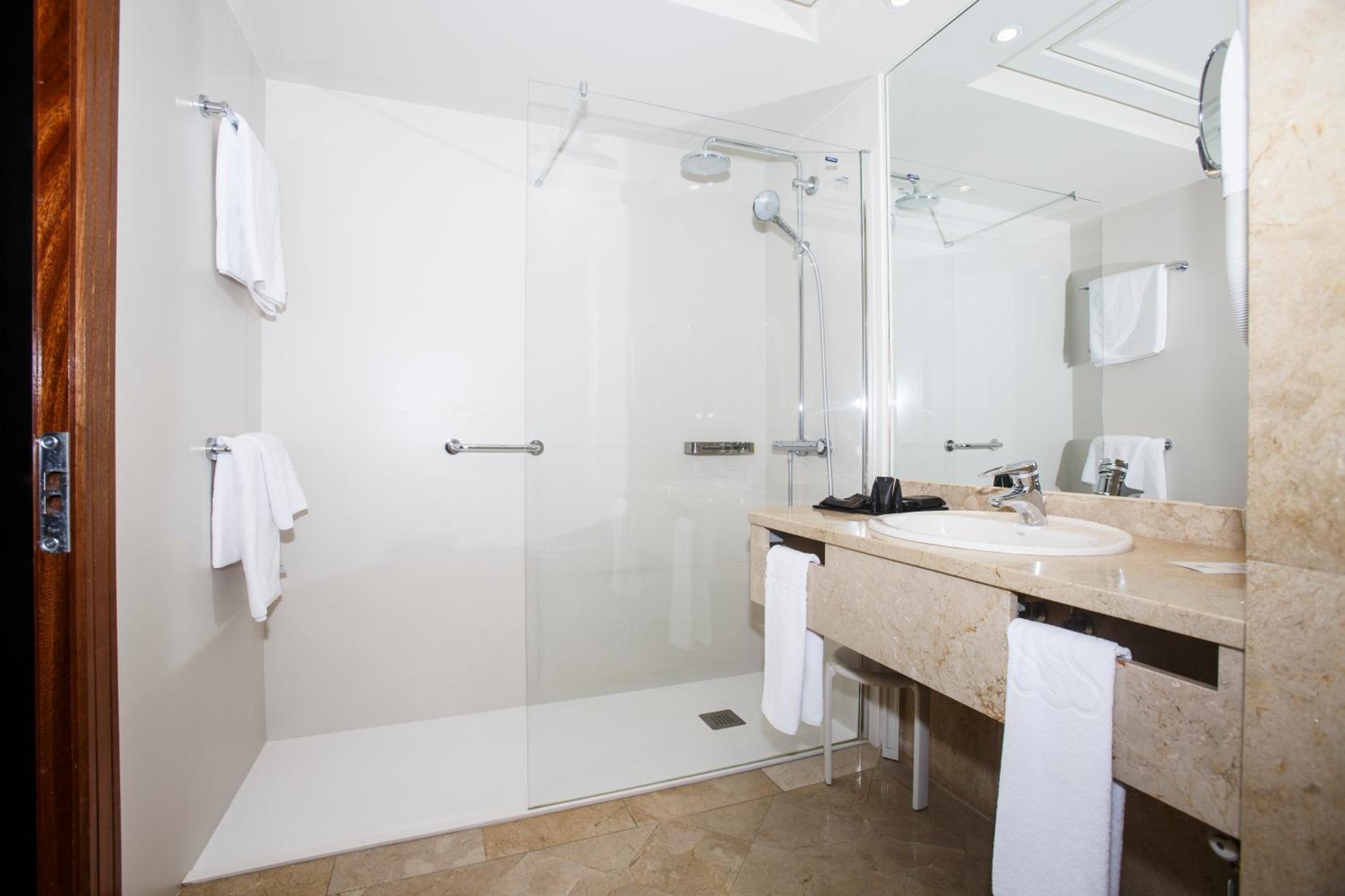 Double or Twin Room with City View (1 adult) - Photo 10