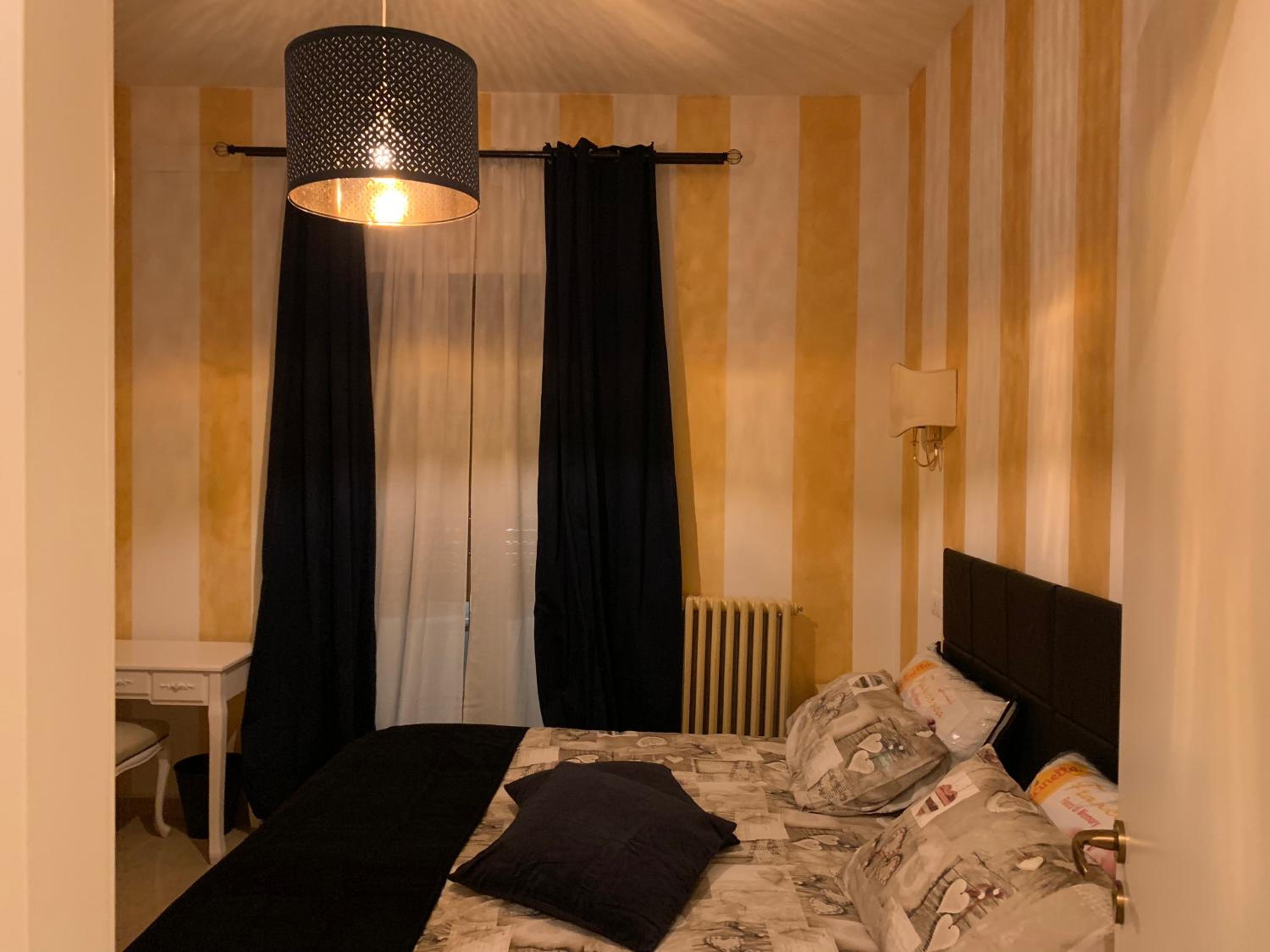 Deluxe Double Room with Balcony - Photo 4