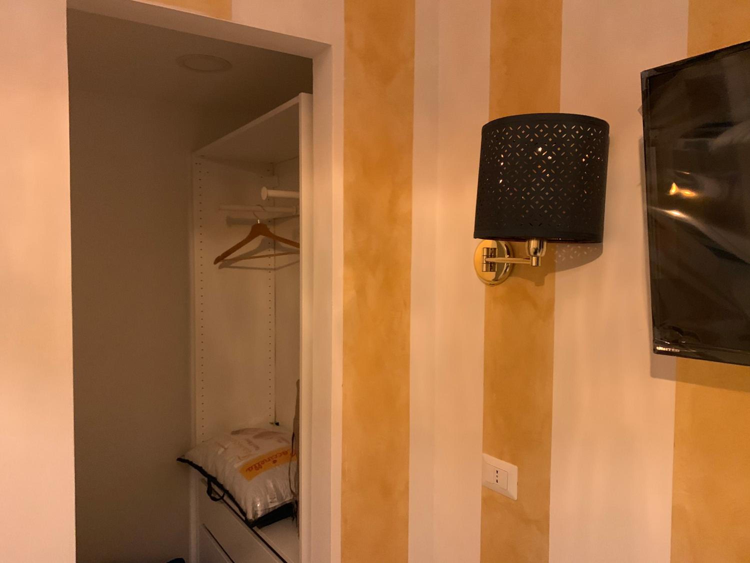 Deluxe Double Room with Balcony - Photo 5