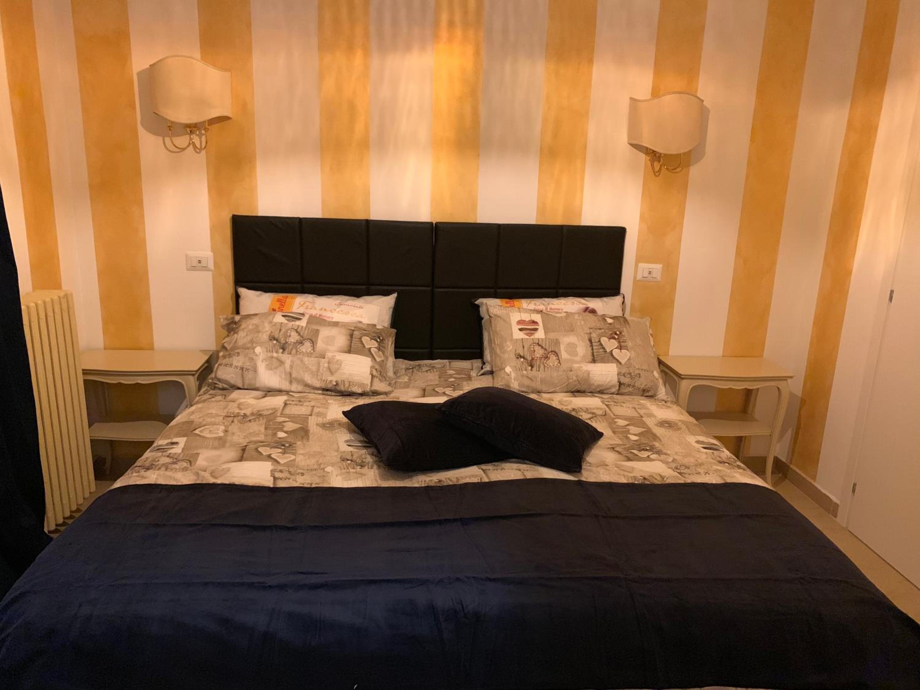 Deluxe Double Room with Balcony - Photo 8