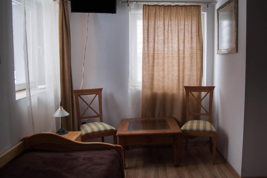 One-Bedroom Apartment - Photo 2