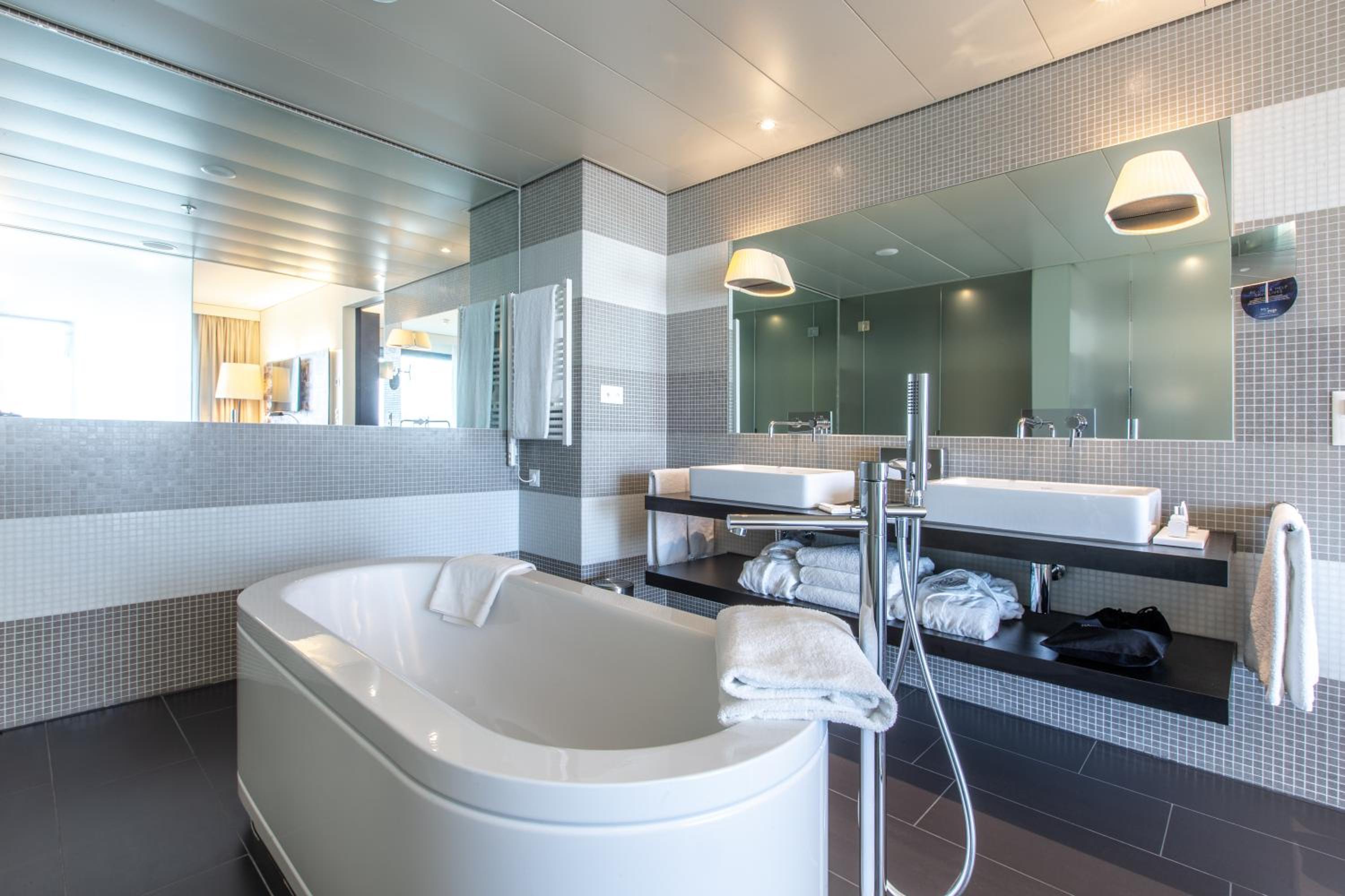 Suite with Airfield View - Photo 7