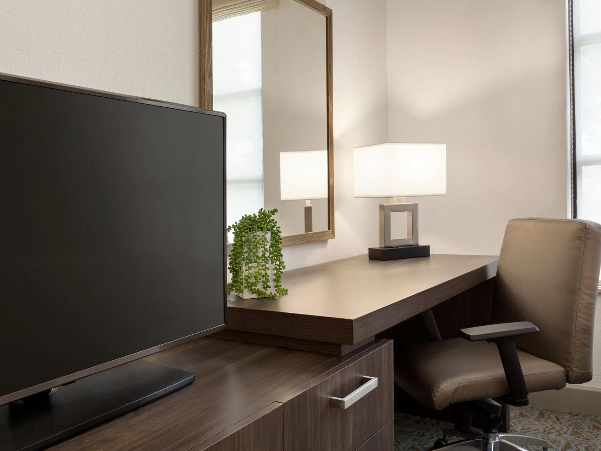 Available room thumbnail 6