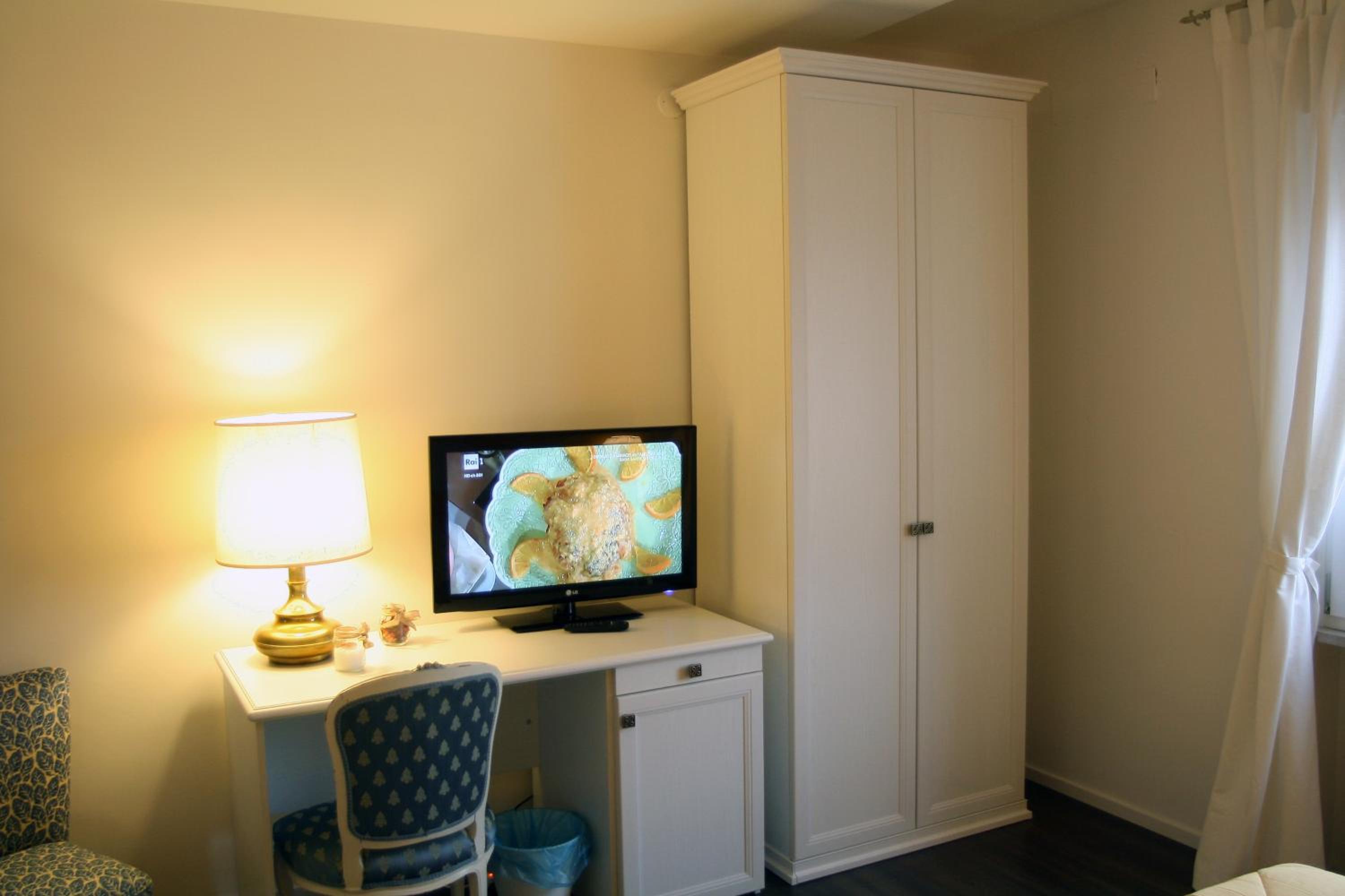 Double Room - Photo 8