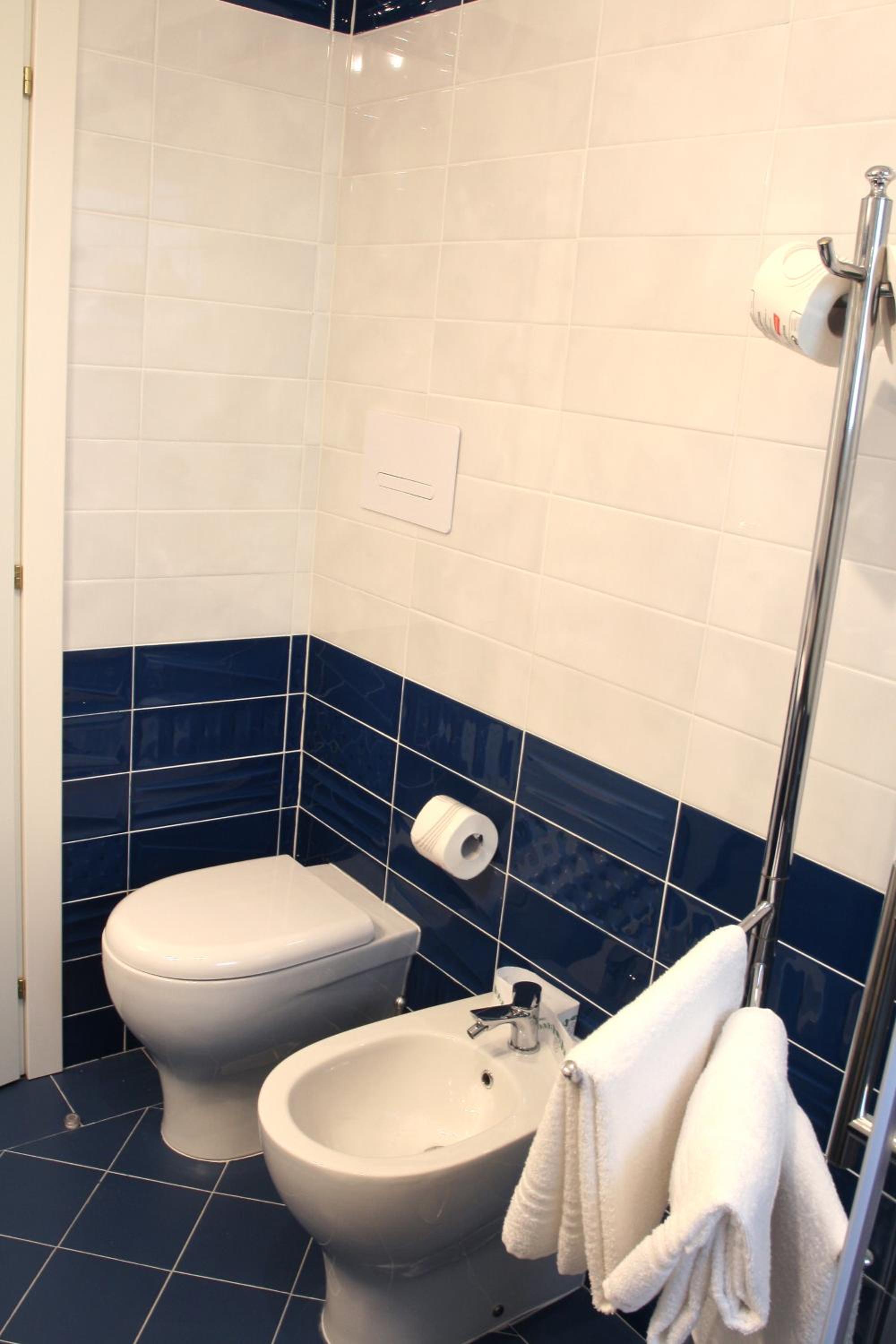 Double Room with Balcony - Photo 6