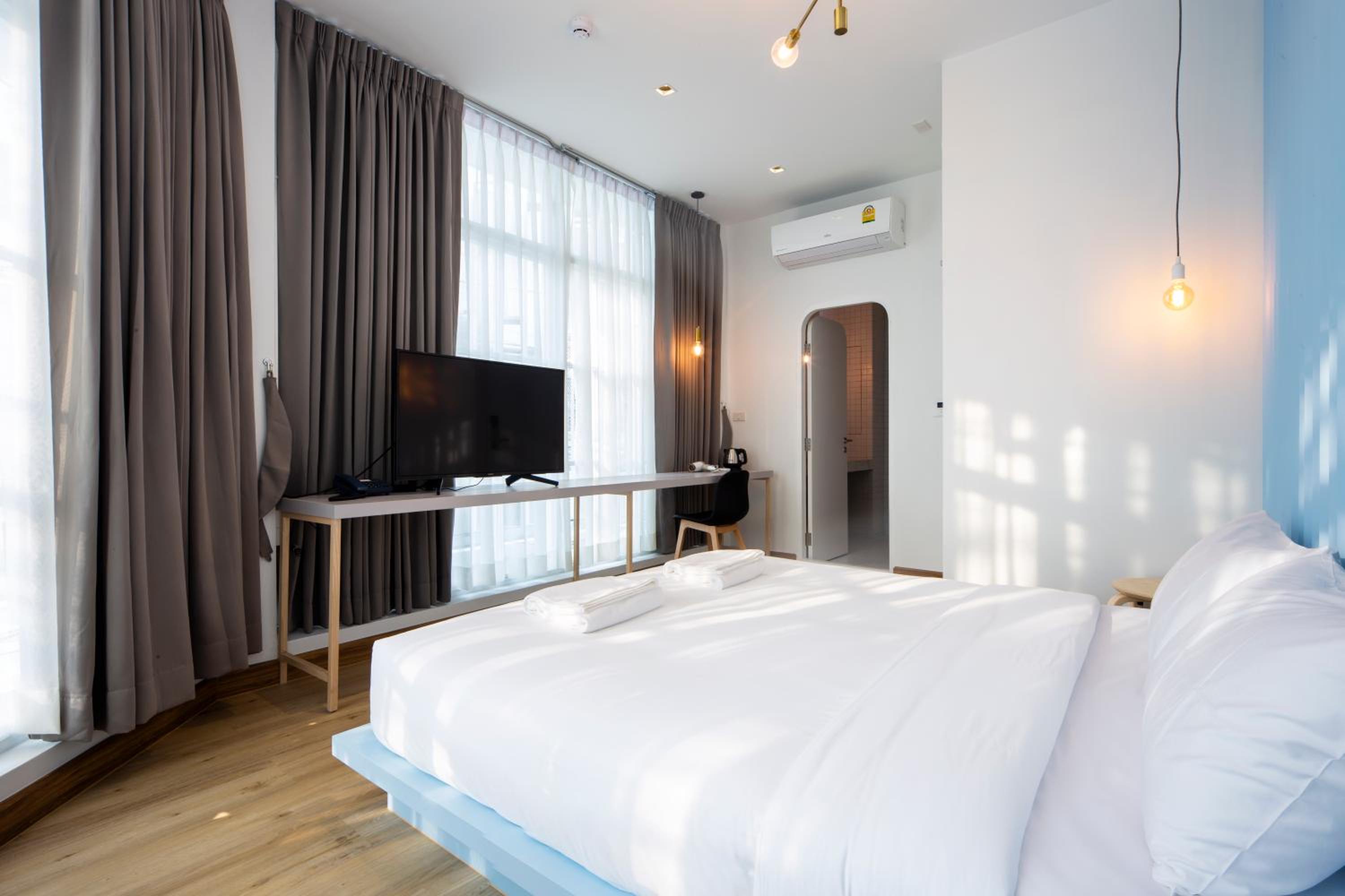 Deluxe Double Room with Private Bathroom photo 1