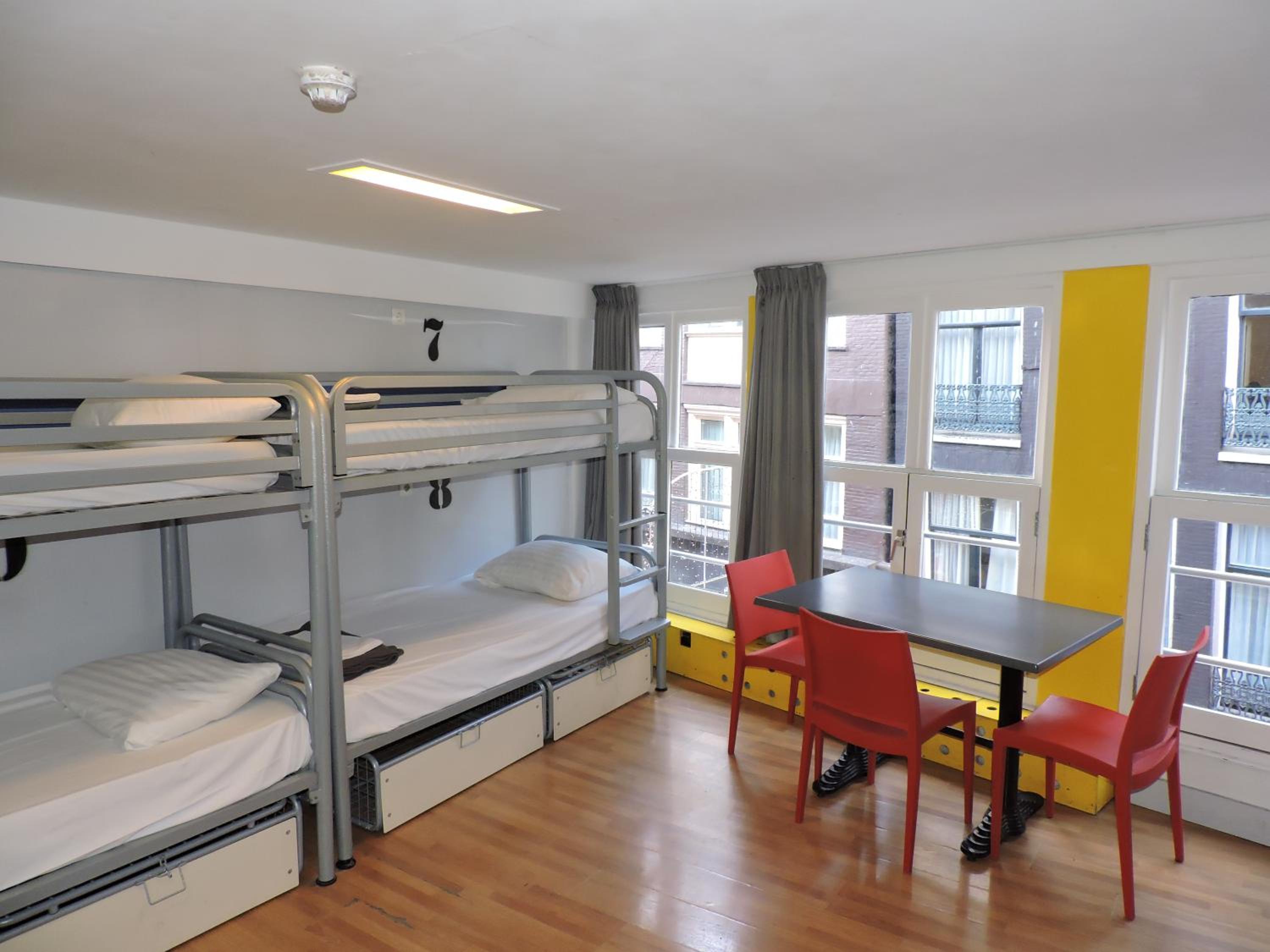 Bed in 10-Bed Mixed Dormitory Room photo 2