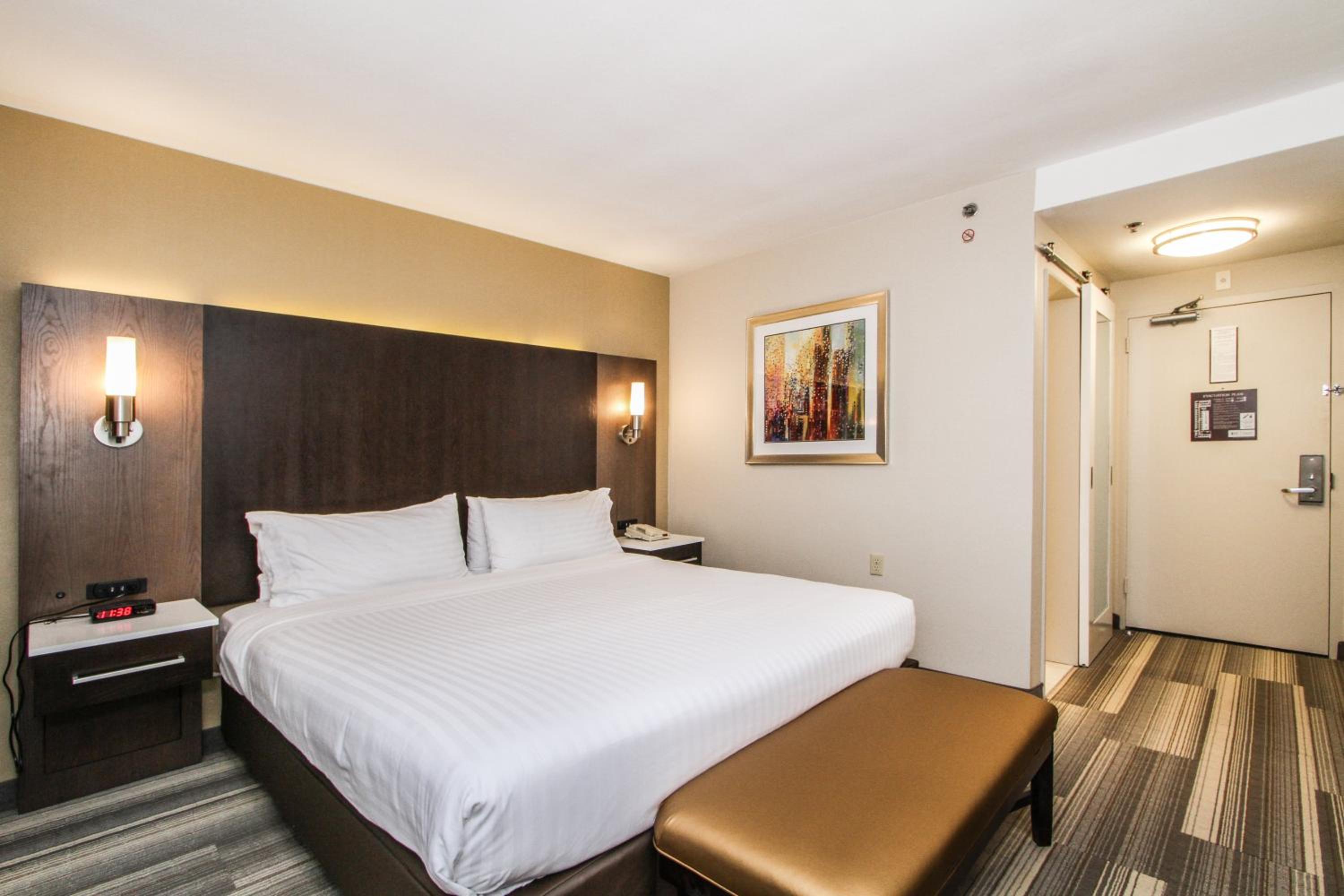 Standard King Room with Balcony photo 1