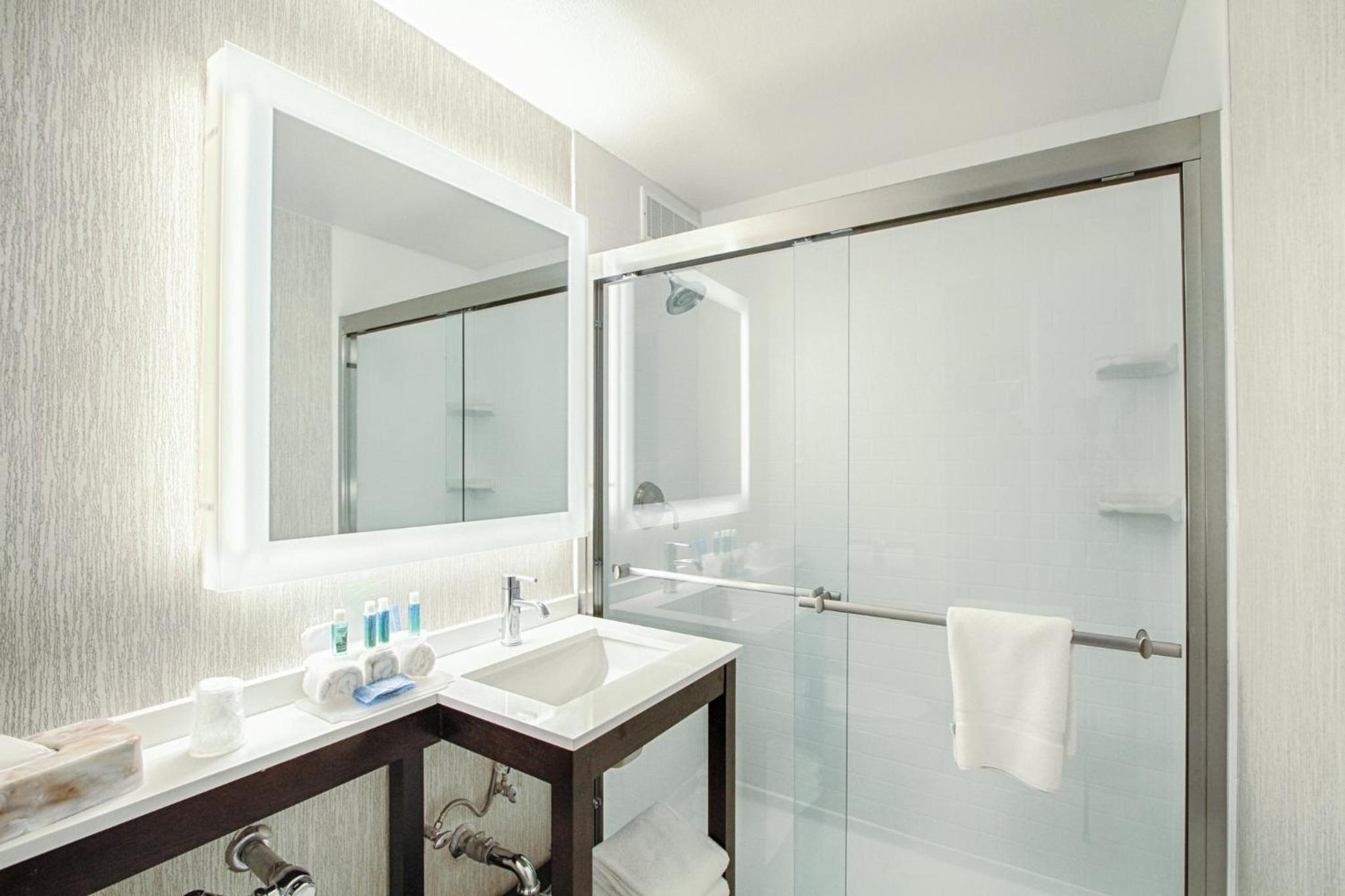 Standard King Room with Balcony photo 3