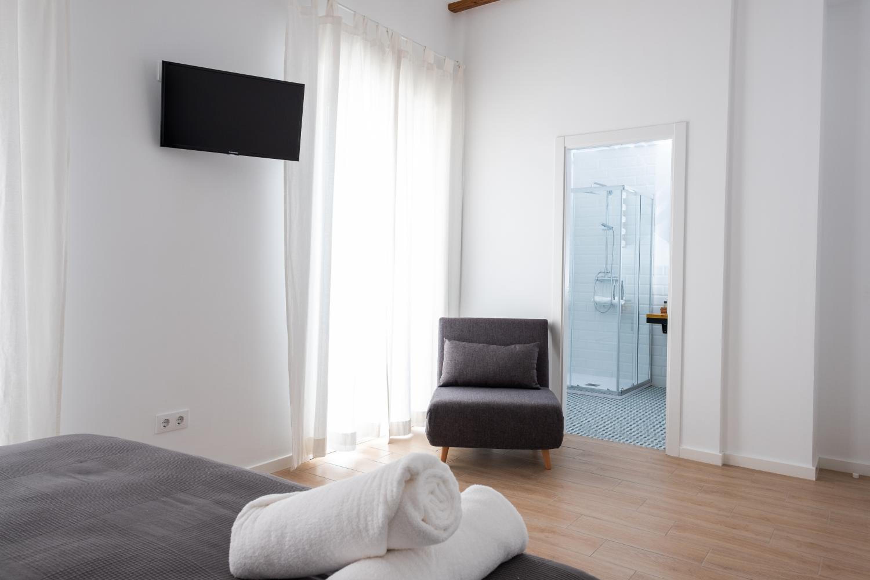 Deluxe Double Room - Photo 16