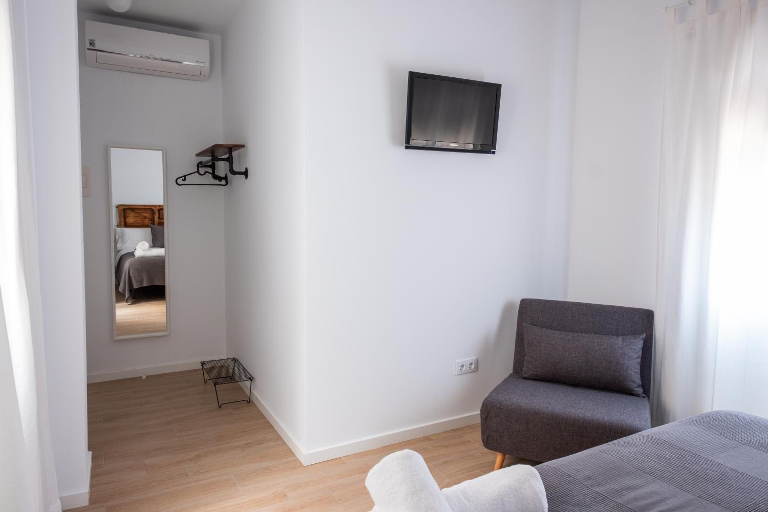 Standard Double Room - Photo 5