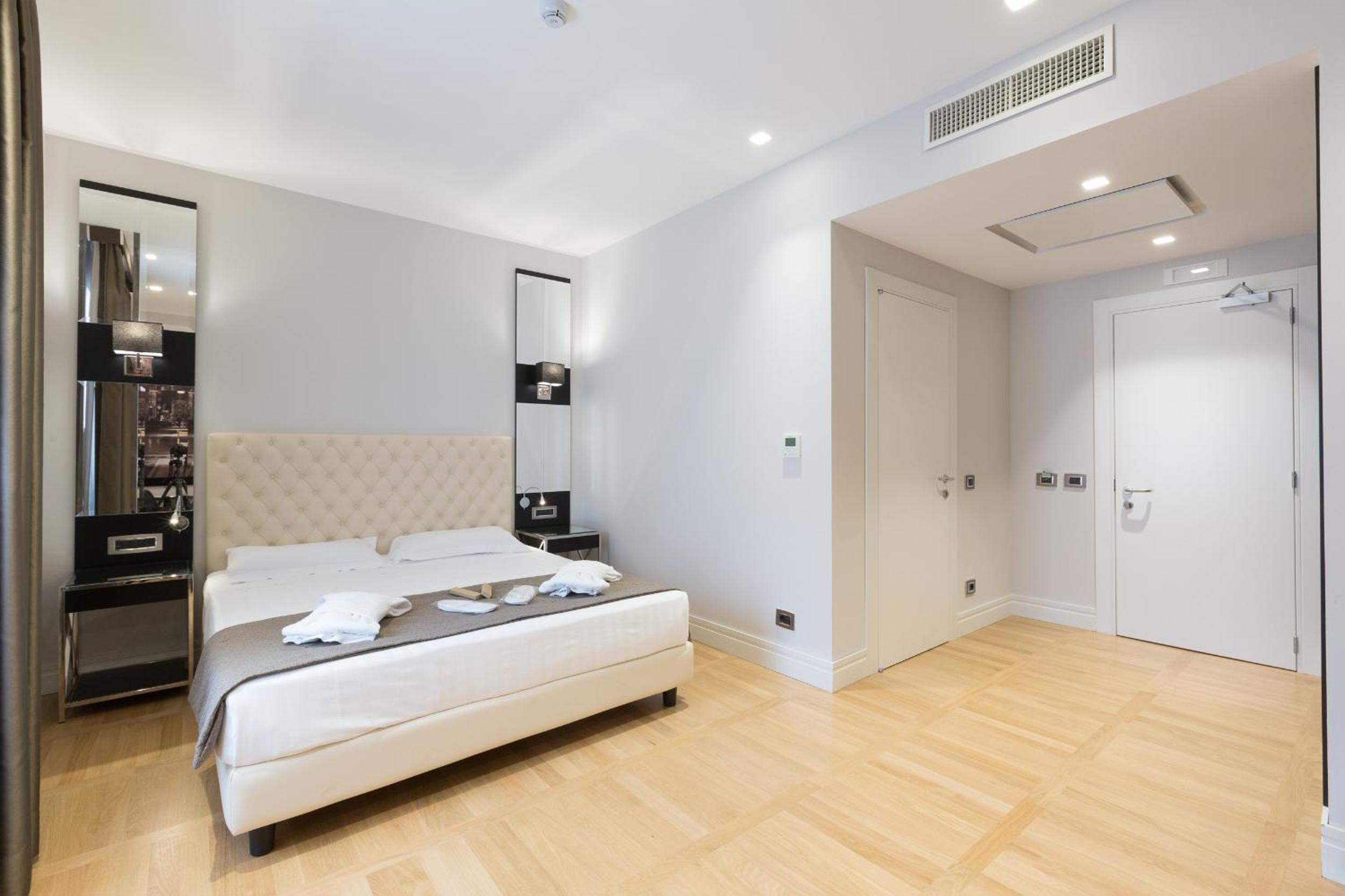 Deluxe Double Room thumbnail 6