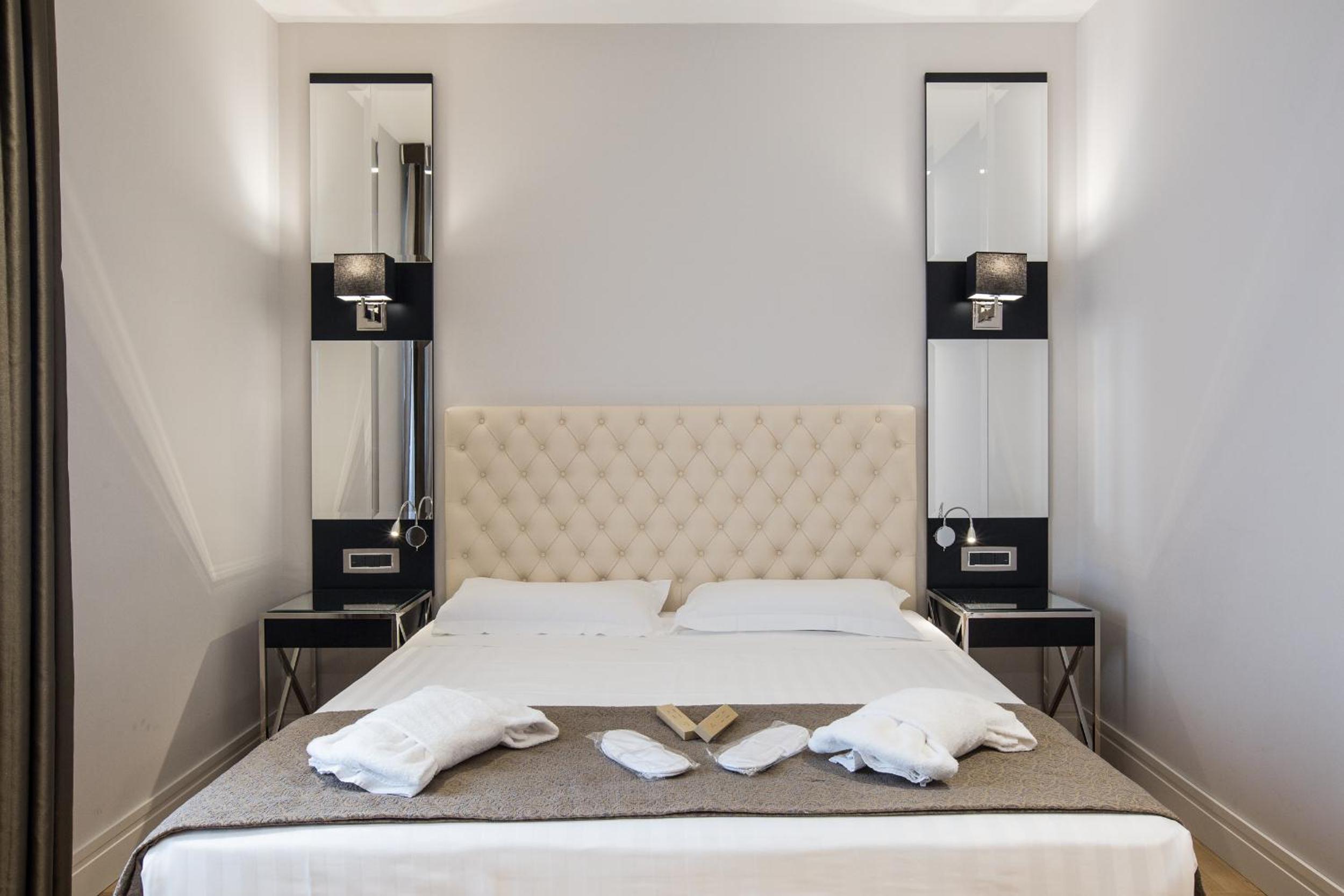 Deluxe Double Room thumbnail 6