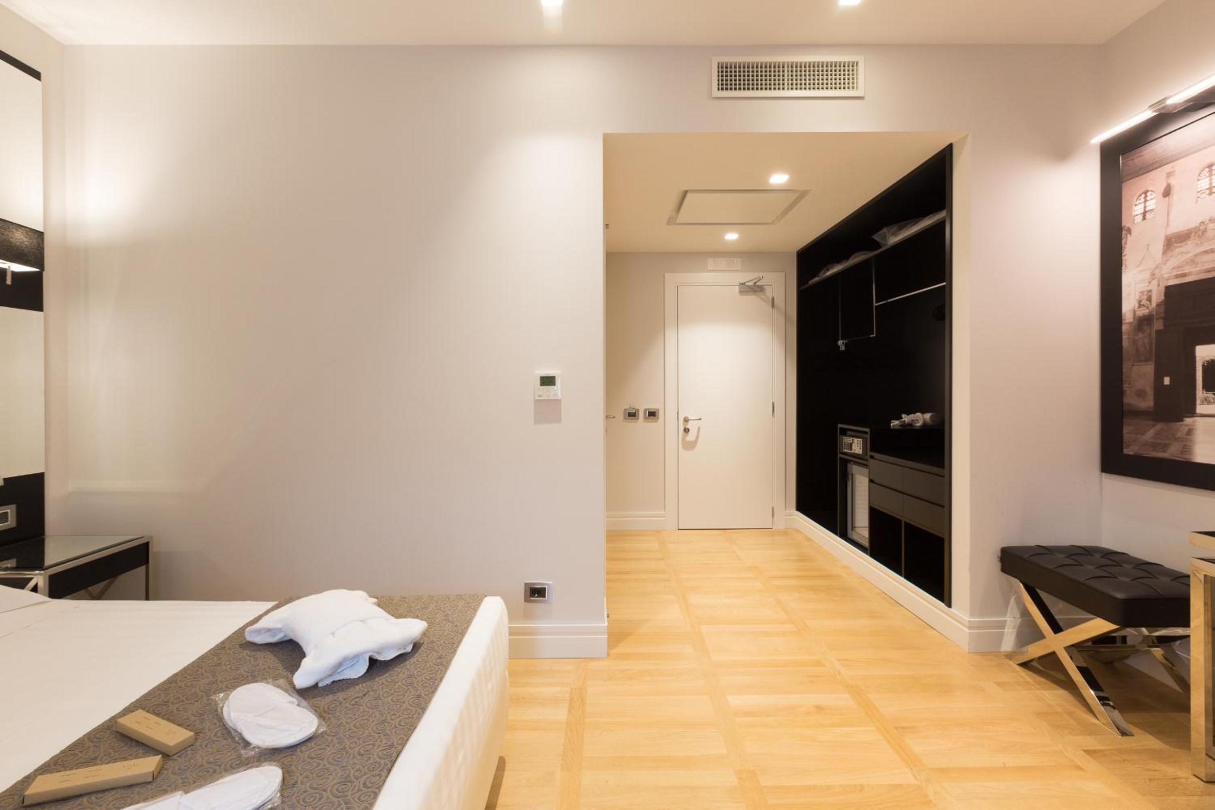 Deluxe Double Room thumbnail 5