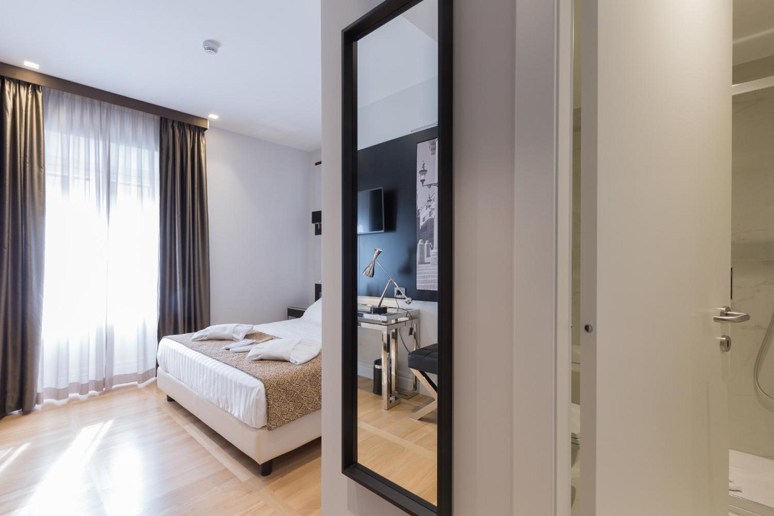 Deluxe Double Room thumbnail 5