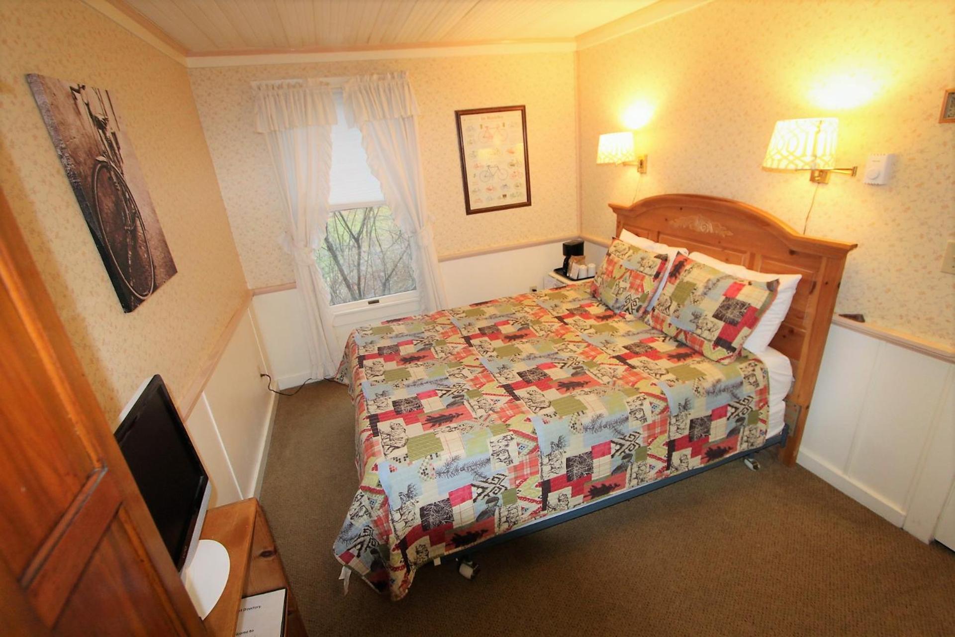 1 Queen Bed With Private External Bathroom (NO Pets) photo 1