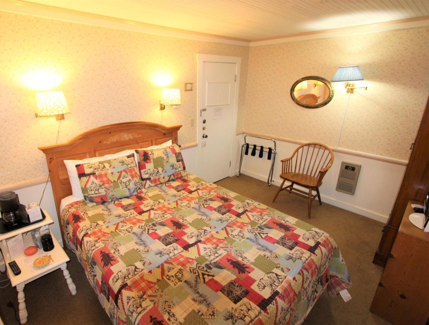 1 Queen Bed With Private External Bathroom (NO Pets) photo 2