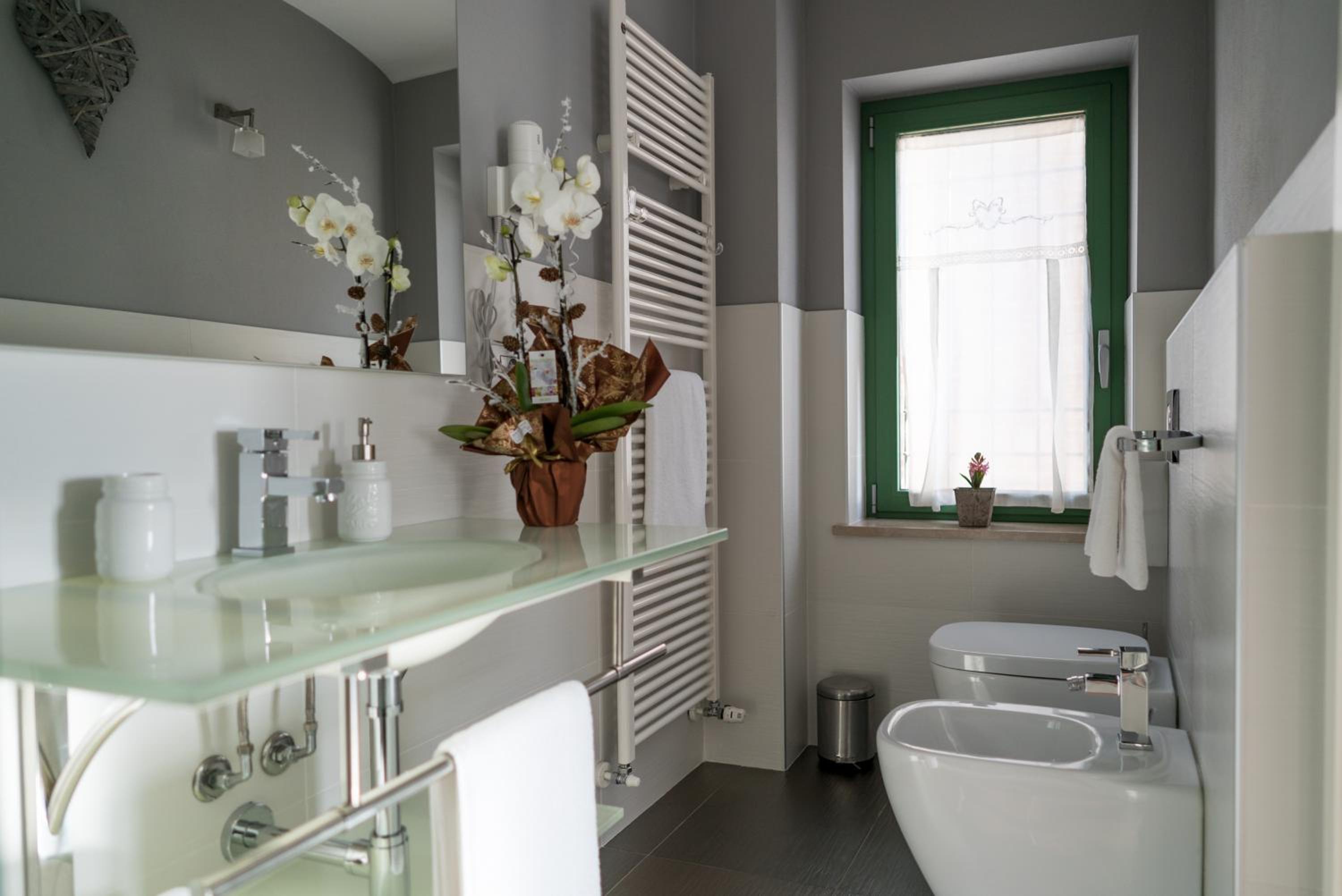 Deluxe Double Room with Bath - Photo 3