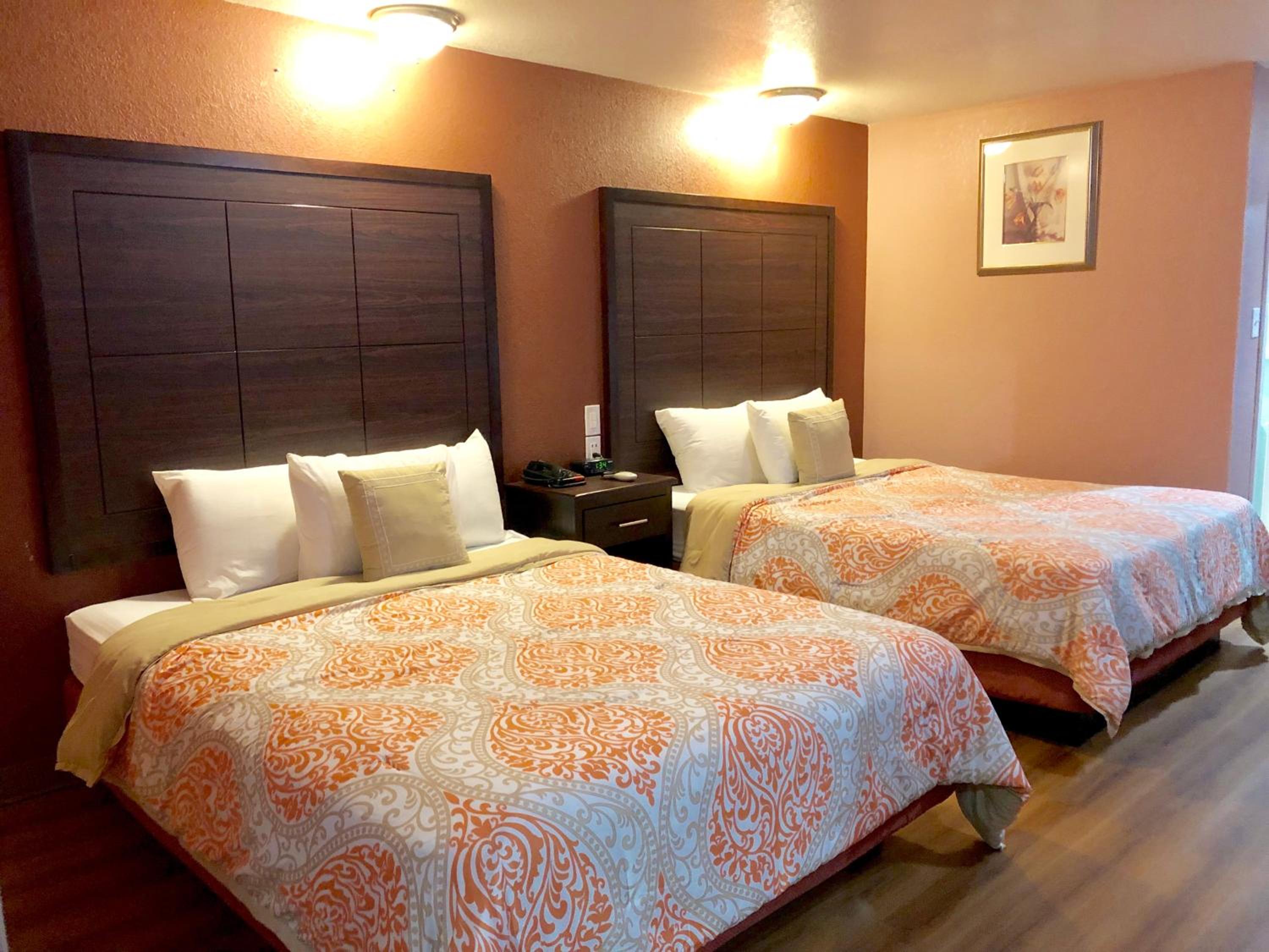 Queen Room with Two Queen Beds - Photo 7