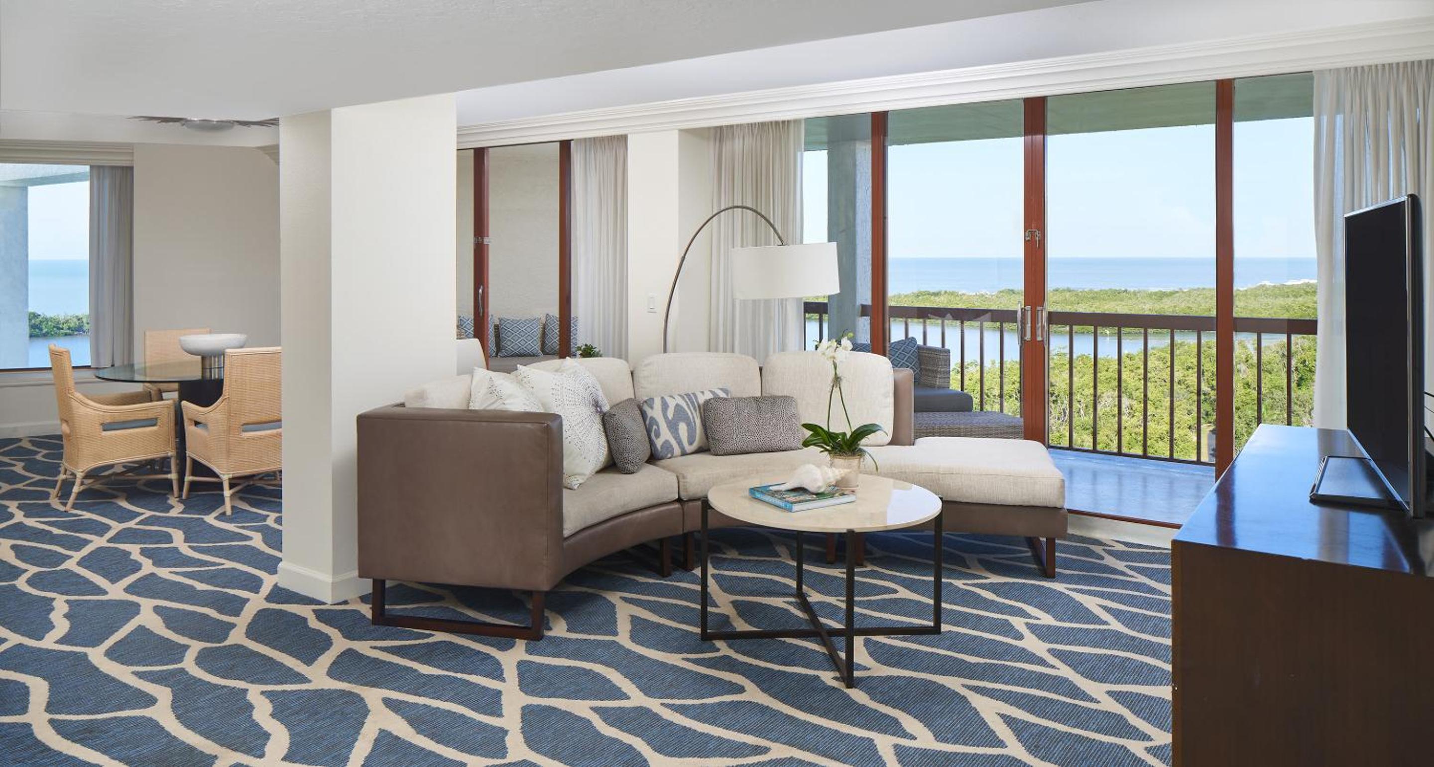 Deluxe King Suite photo 3