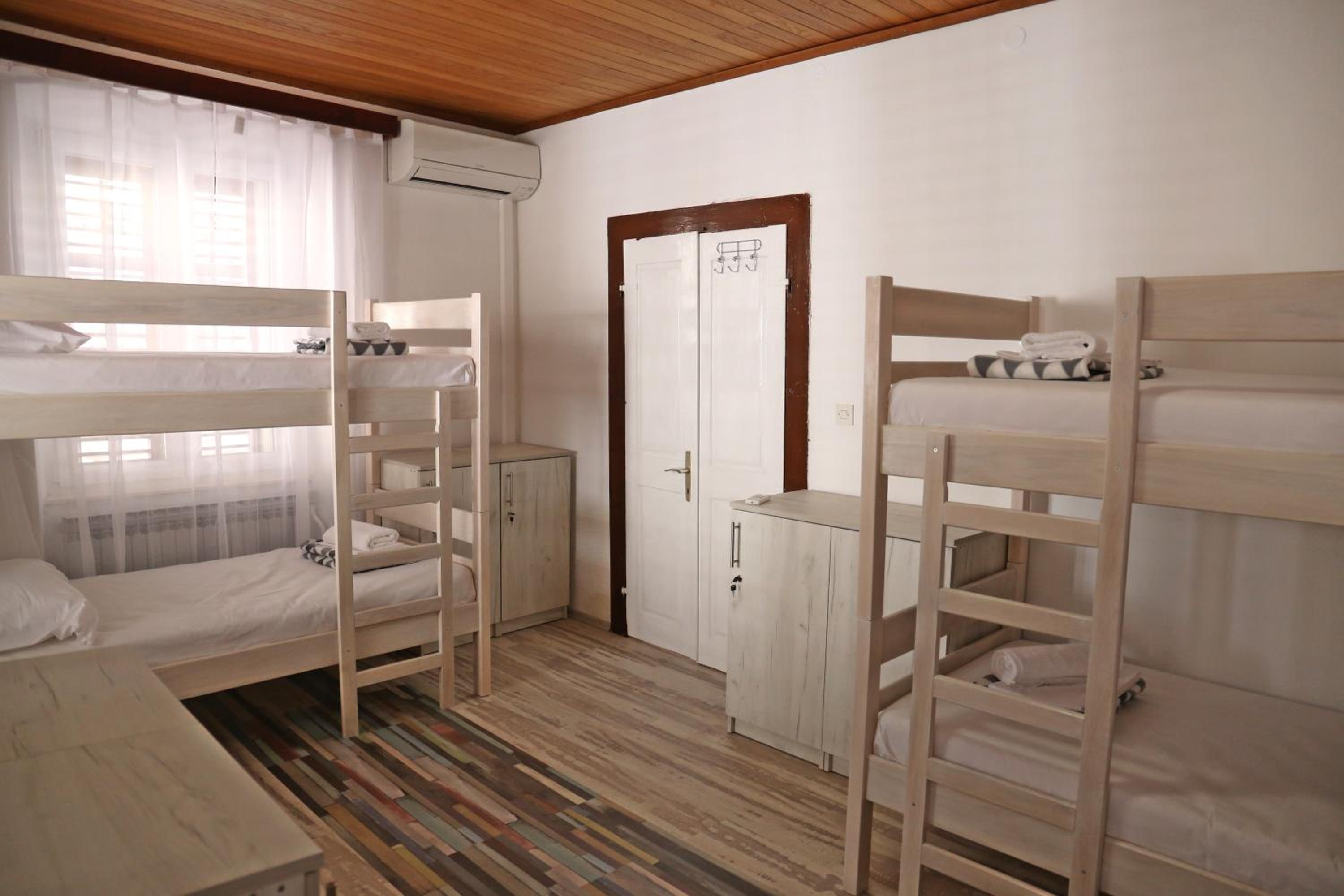 Bed in 6-Bed Mixed Dormitory Room photo 1