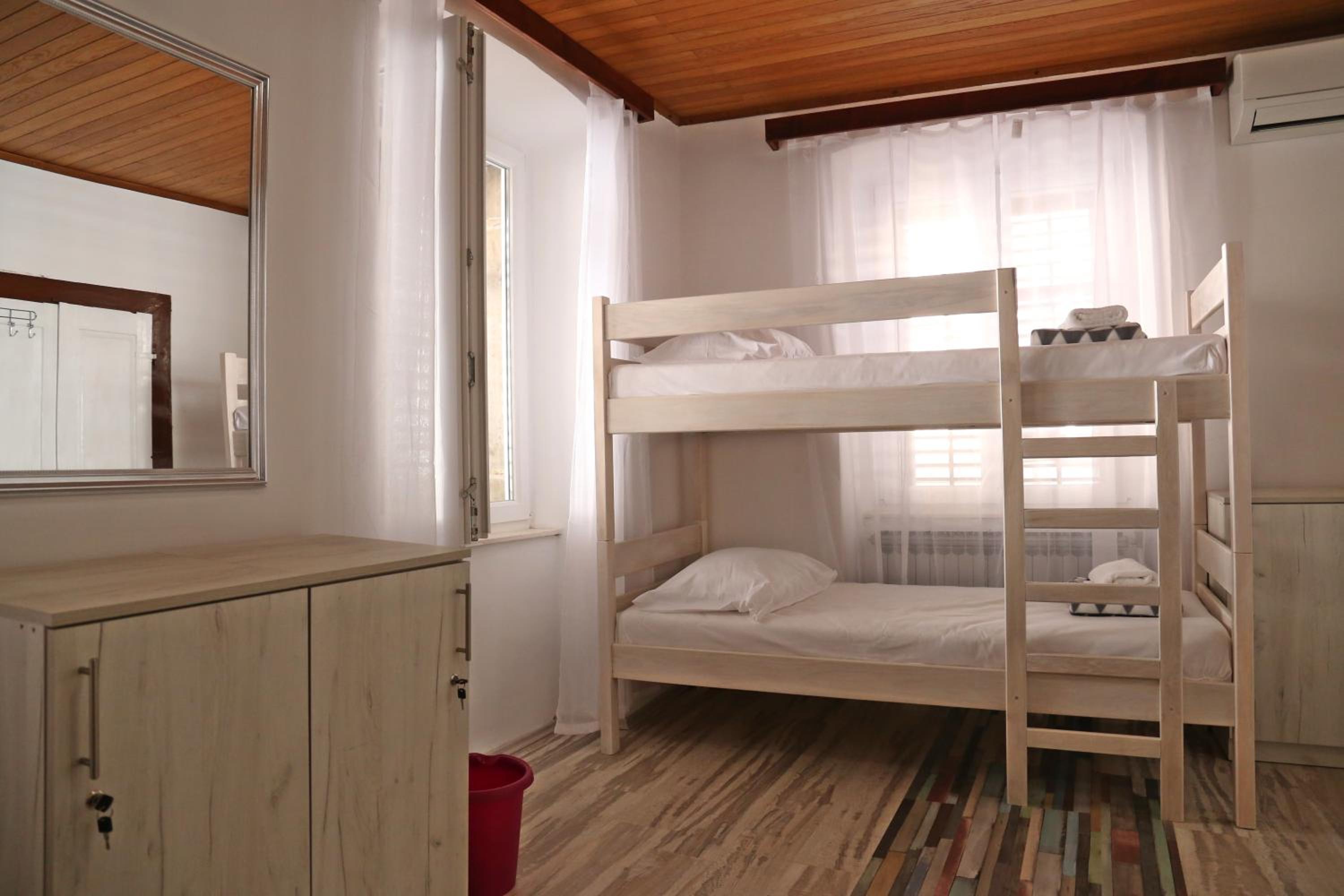 Bed in 6-Bed Mixed Dormitory Room photo 2