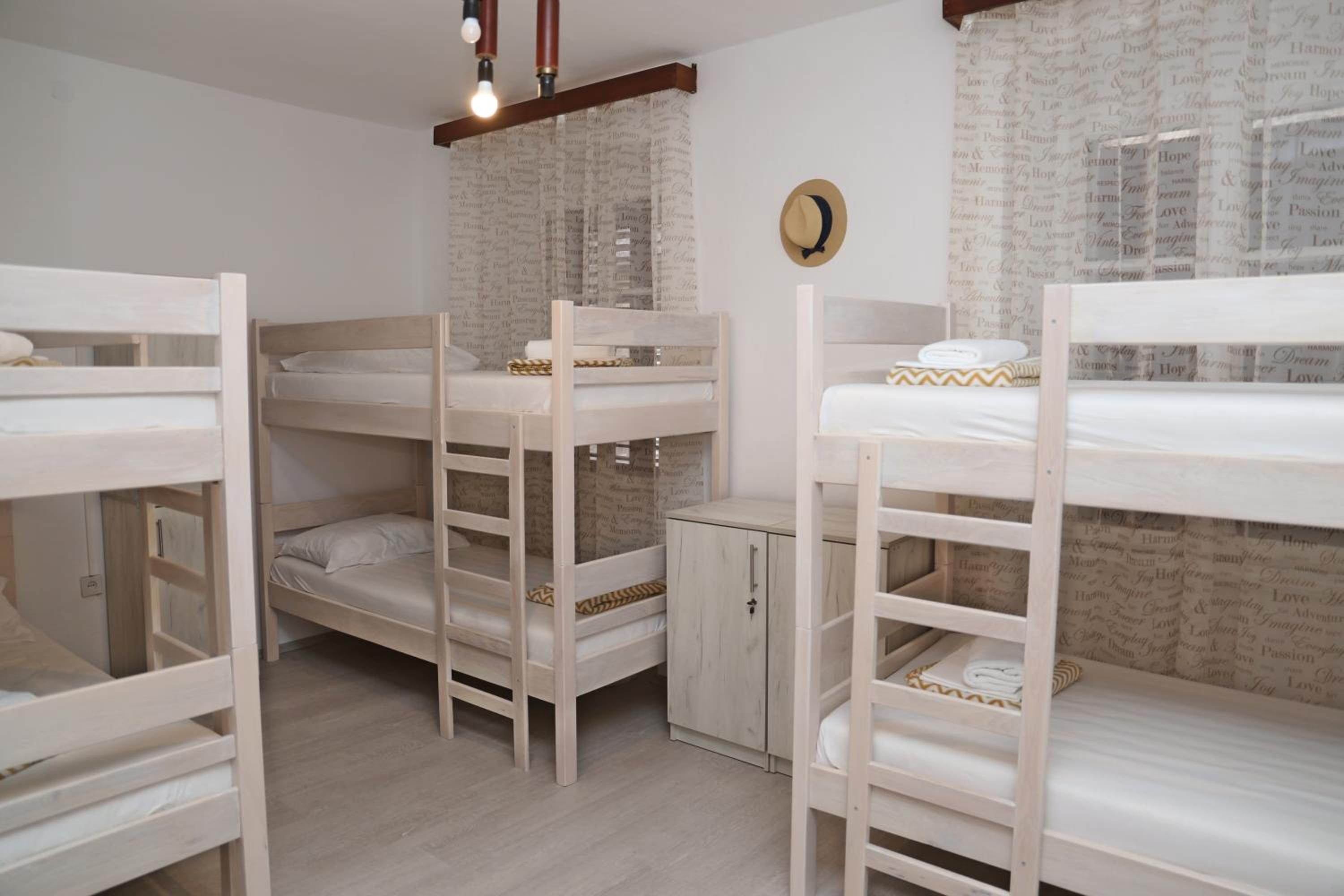 Bed in 6-Bed Mixed Dormitory Room photo 3