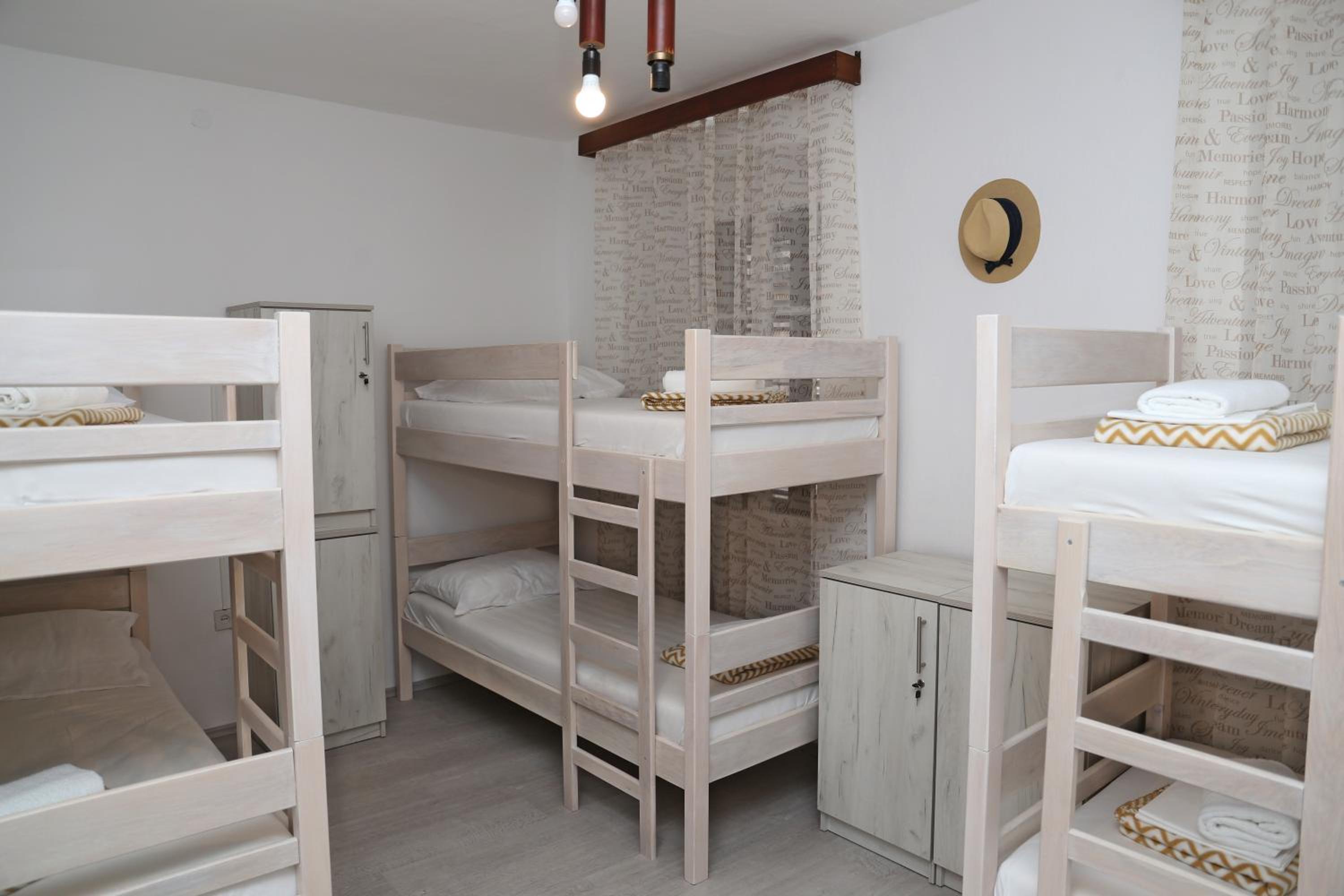 Bed in 6-Bed Mixed Dormitory Room photo 1