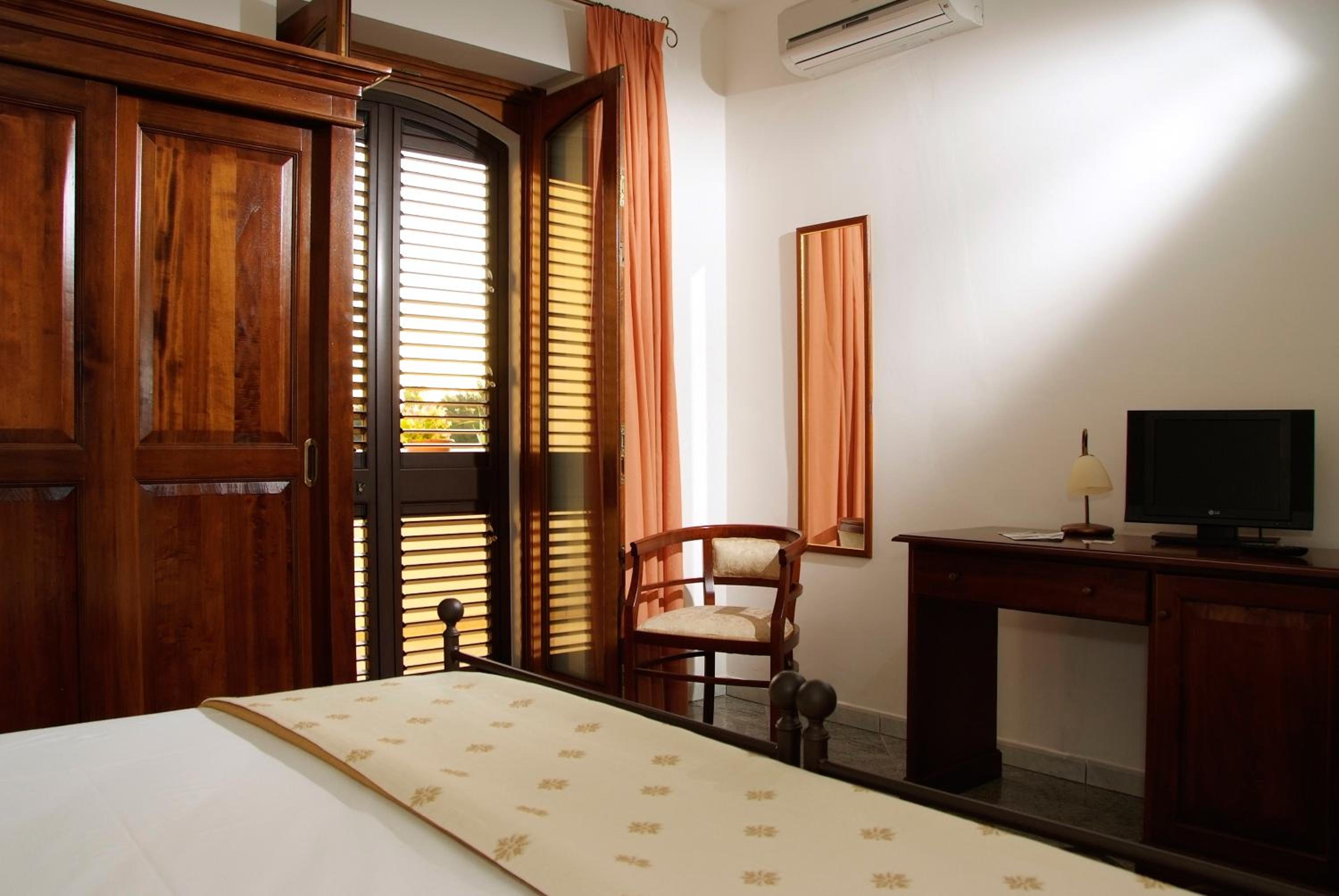 Single Room with Private Bathroom photo 3