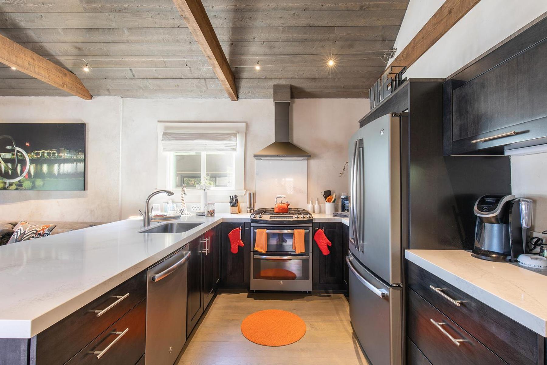 Two Bedroom Bungalow with Kitchen - Photo 4