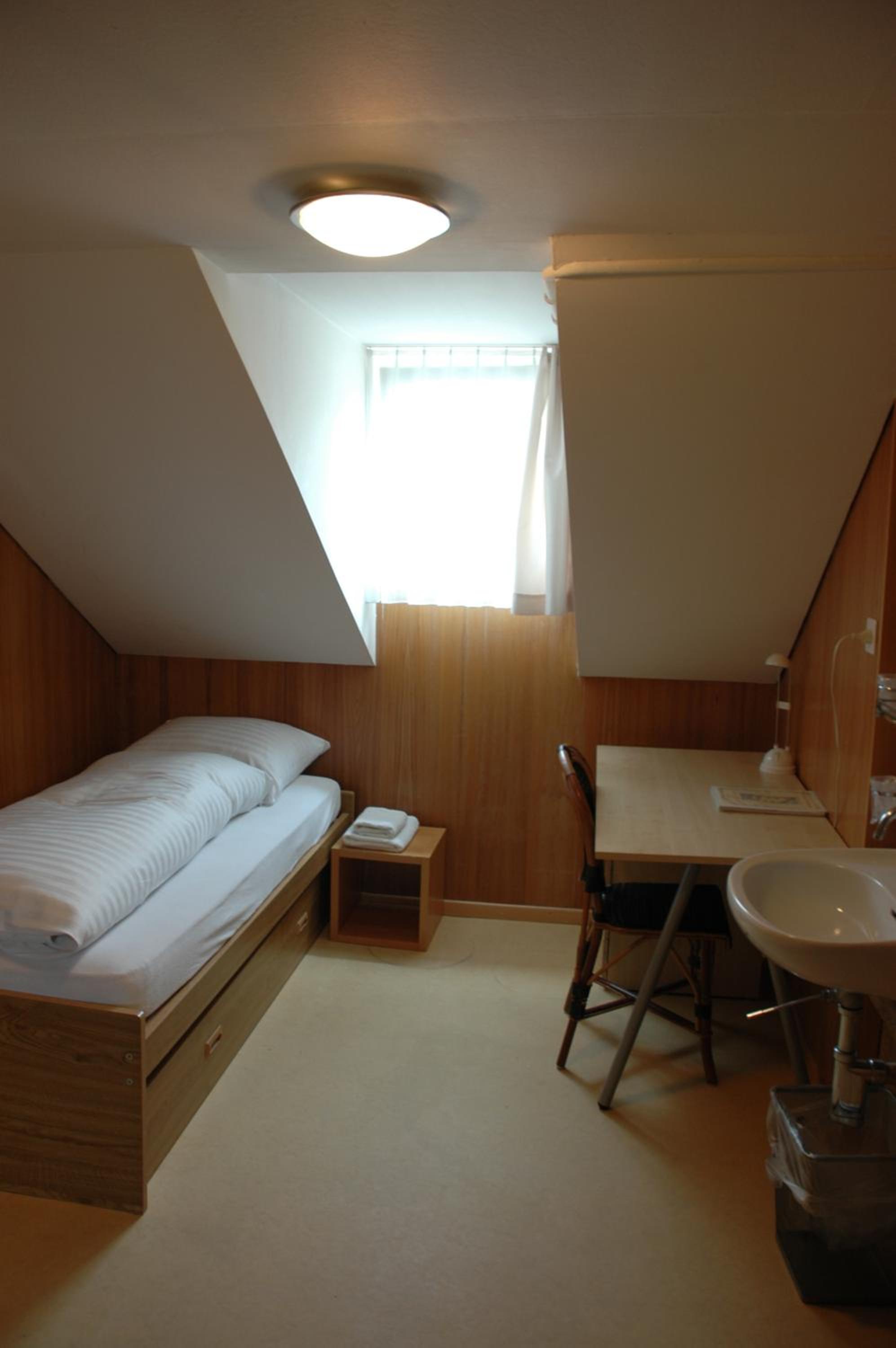 Single Room with Shared Bathroom photo 2
