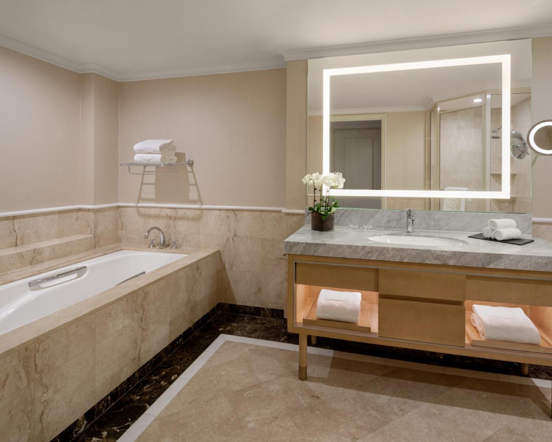 Horizon Tower Suite with Club Lounge Access