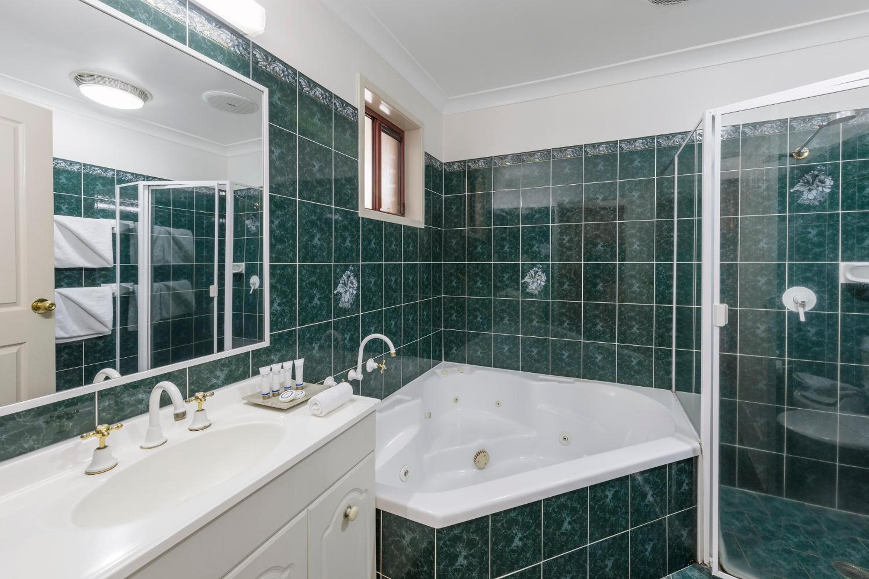 Deluxe Suite with Spa Bath photo 3