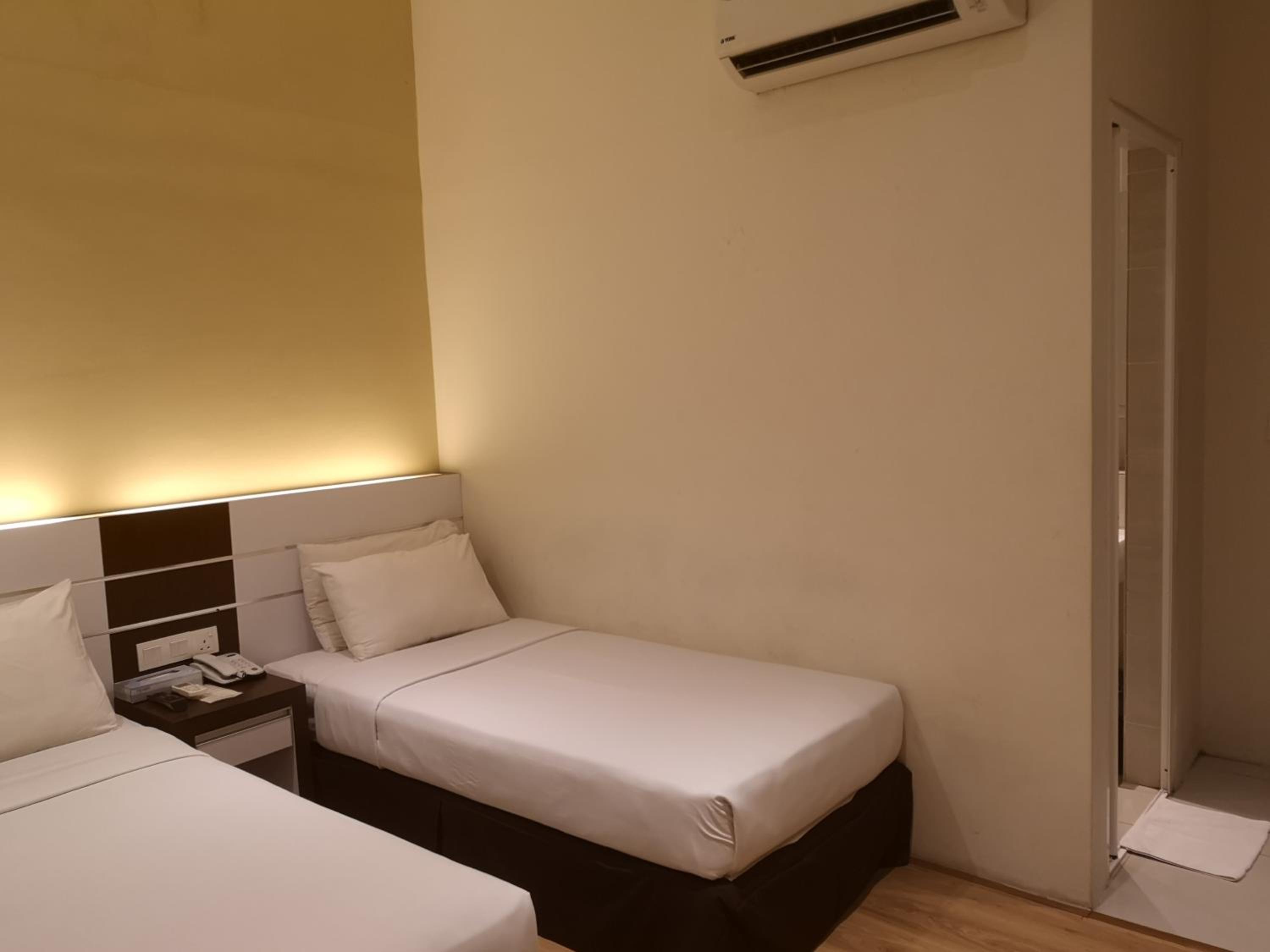 Economy Twin Room (Without Window) photo 2