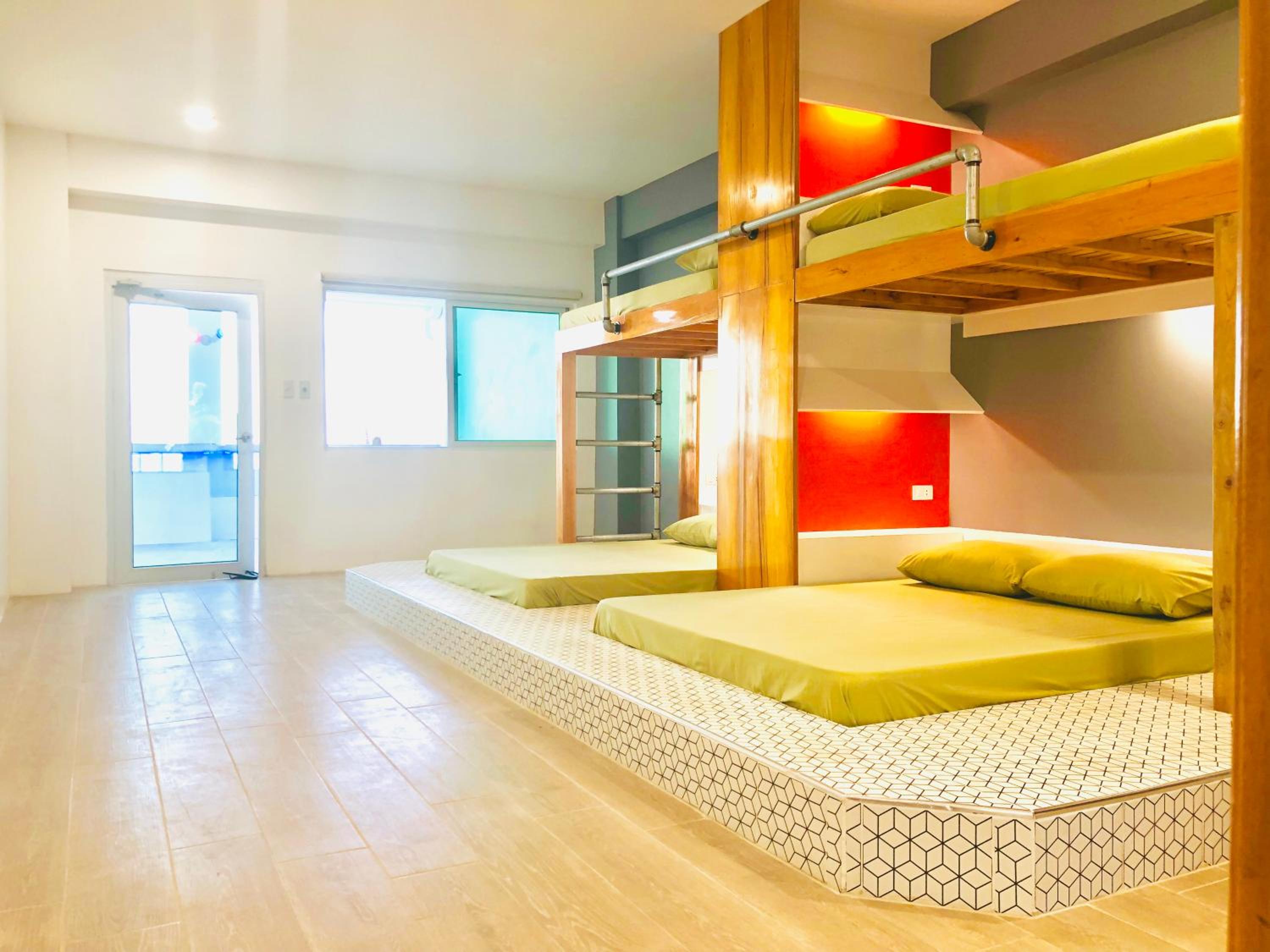Family Suite with Balcony - Photo 4